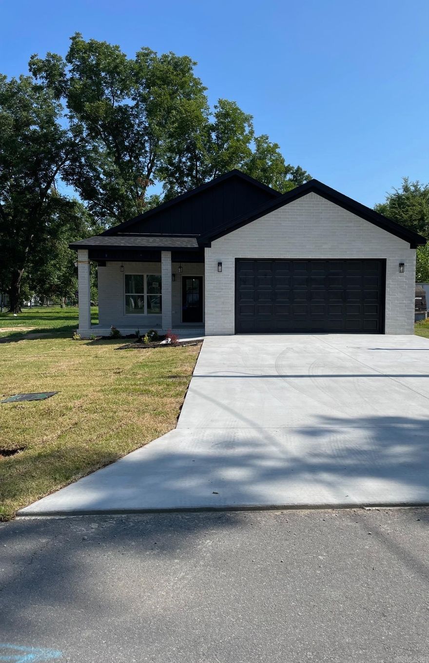 This Luxurious New Construction Home located in Carlisle is absolutely breathtaking. The open floorplan is perfect for entertaining friends and family. The chef of the family will love the kitchen it has a beautiful island, quartz countertops, and stainless steel appliances.  Offers 3 bedrooms, two bathrooms with vibrant tile showers and a spacious backyard. Don't hesitate to schedule your private tour today.