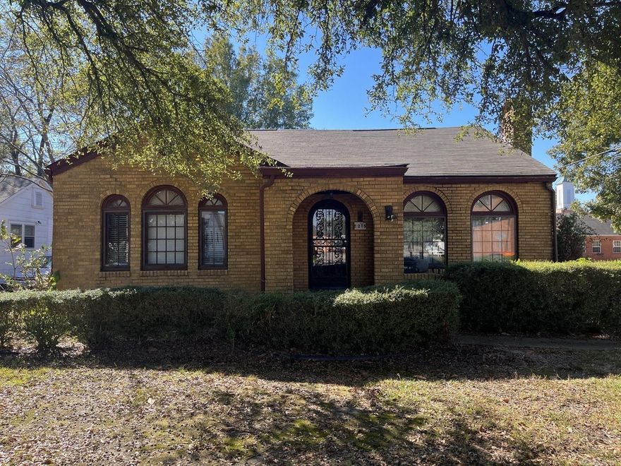 2 bedroom 2 bath home with fenced backyard and it sits on a corner lot. Has wood floors throughout most of the house, high ceilings with decorative ceiling tiles, gas log fireplace, large open rooms with windows, and a 2 car garage with work space in it. This property has been placed in an upcoming event. All bids should be submitted at Xome.com void where prohibited. Please submit any pre-auction offer received through the property details page on Xome.com. Any post-auction offers will need to be submitted directly to the listing agent. Response within 3 business days. All properties are subject to a 5% buyer s premium pursuant to the Auction Participation Agreement and Terms & Conditions minimums will apply. Please contact listing agent for details and commission paid on this property.