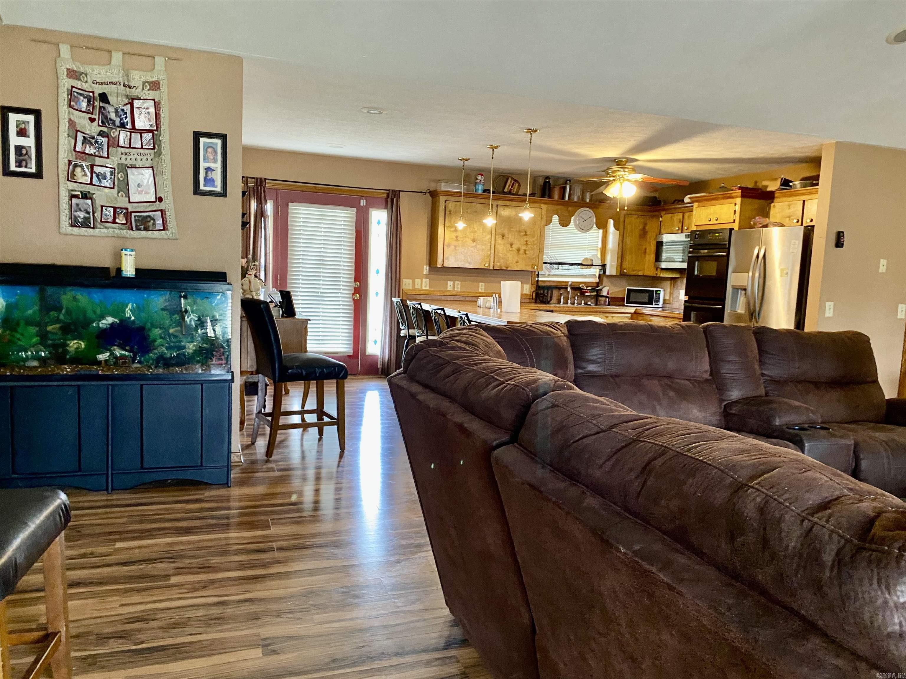 COUNTRY ESTATES - Residential