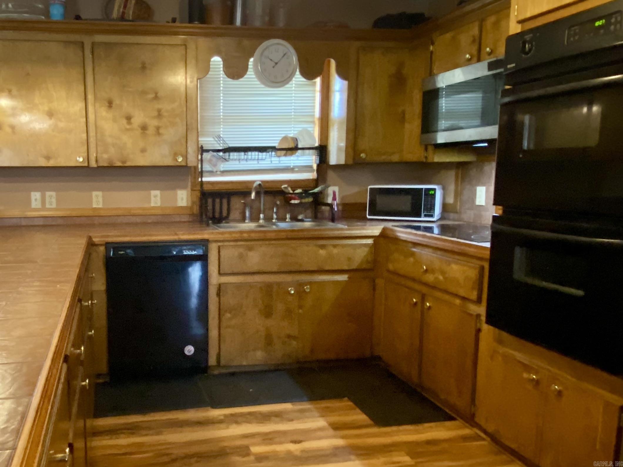 COUNTRY ESTATES - Residential