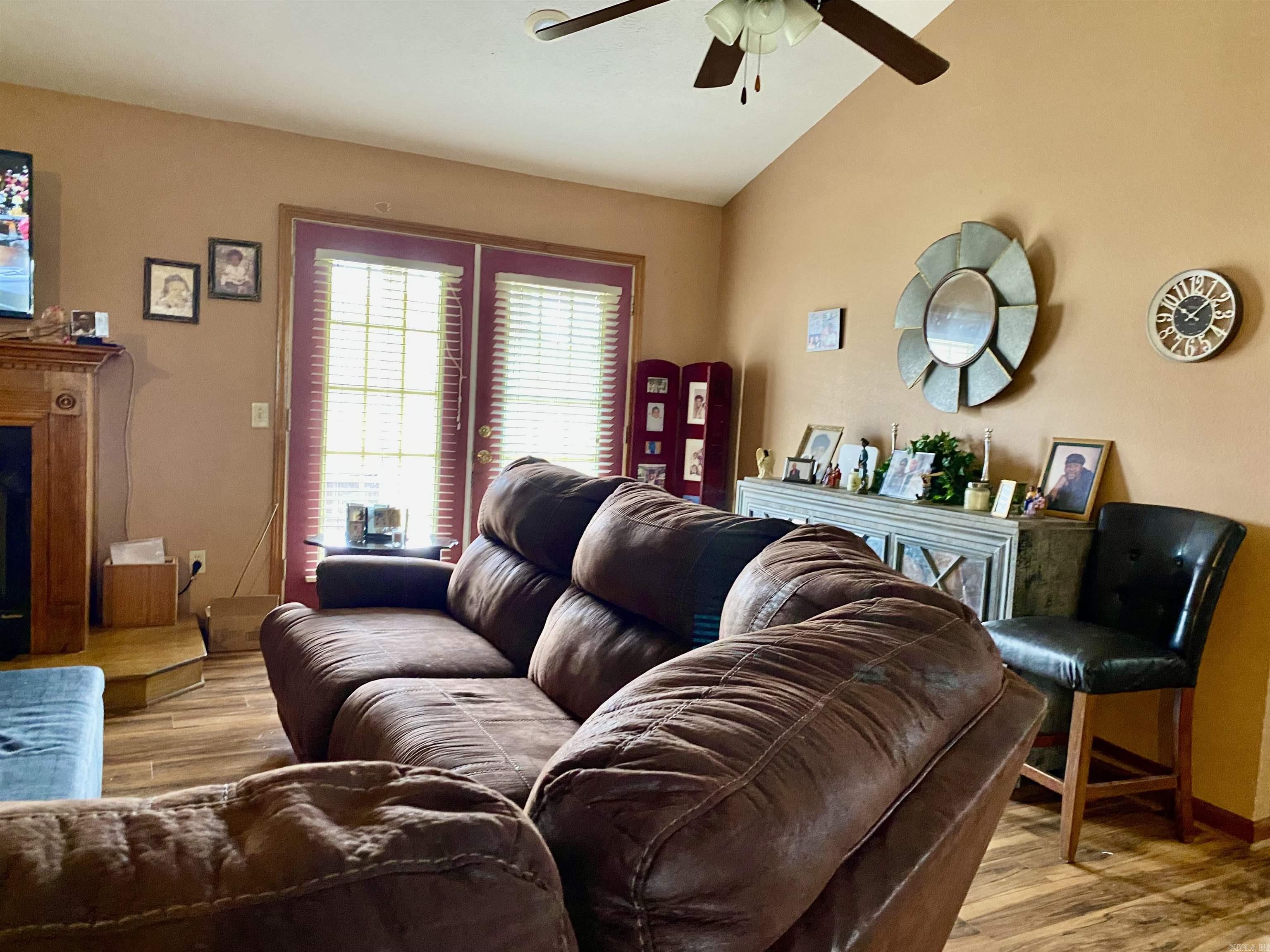 COUNTRY ESTATES - Residential