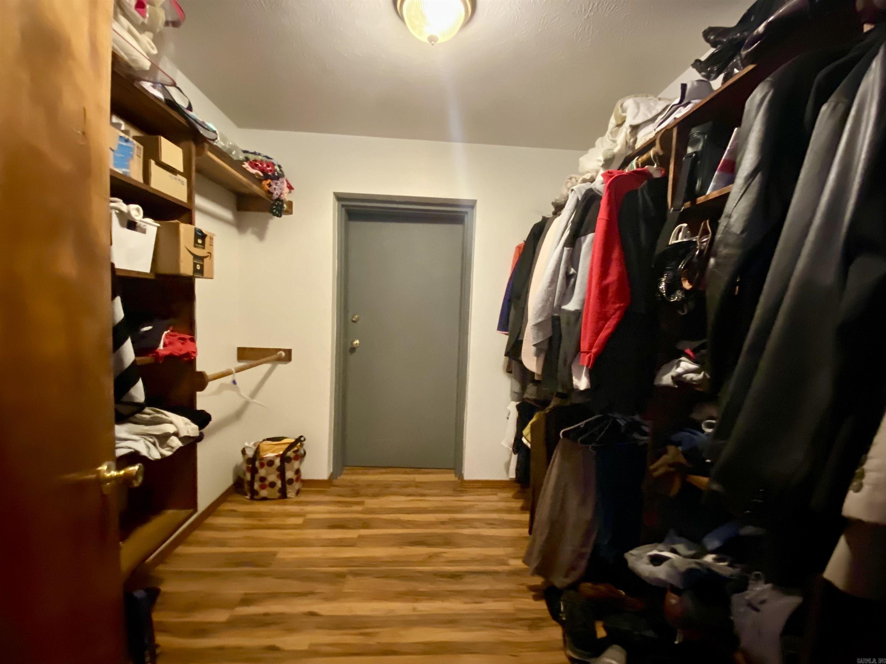 COUNTRY ESTATES - Residential