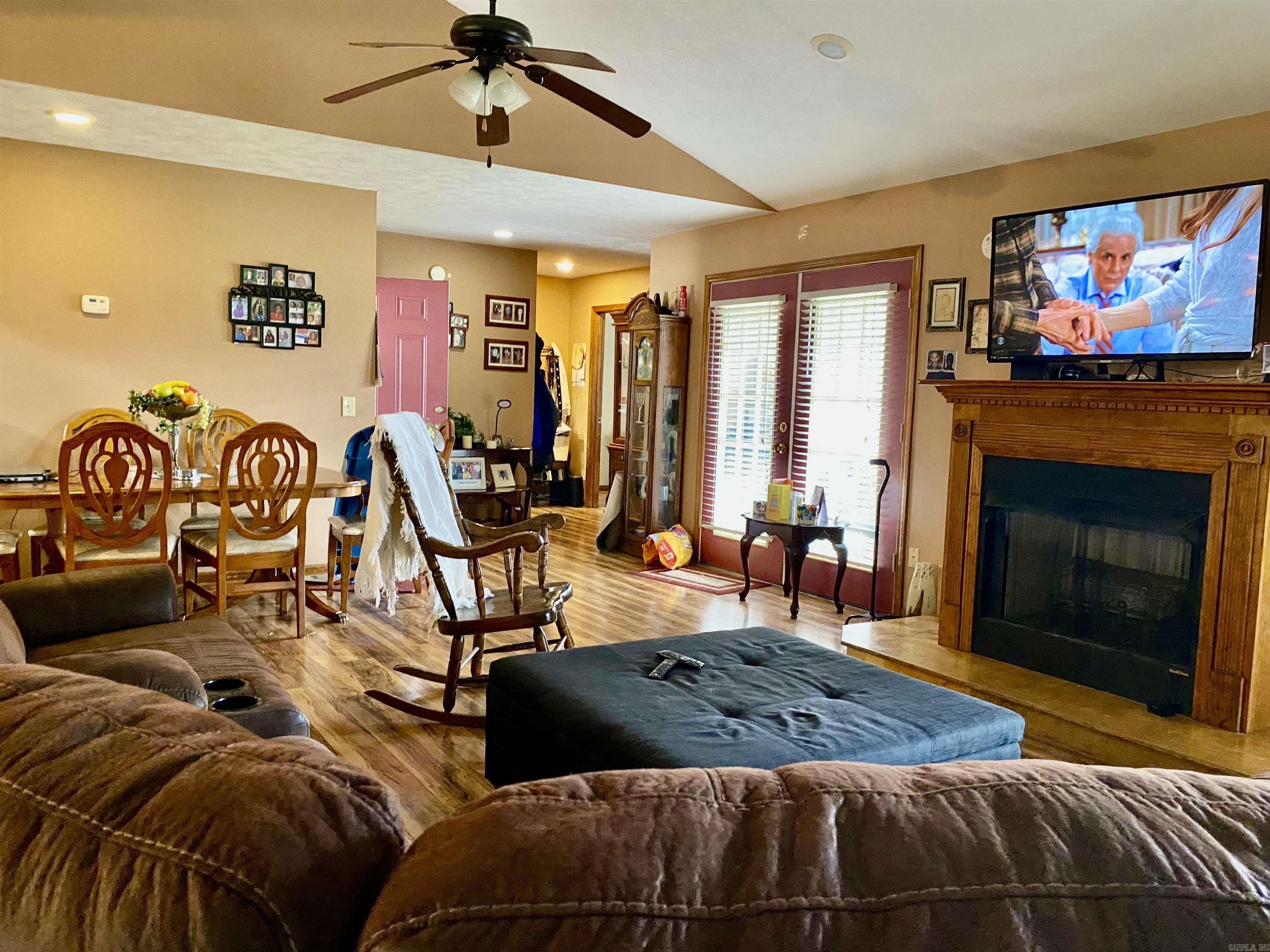 COUNTRY ESTATES - Residential