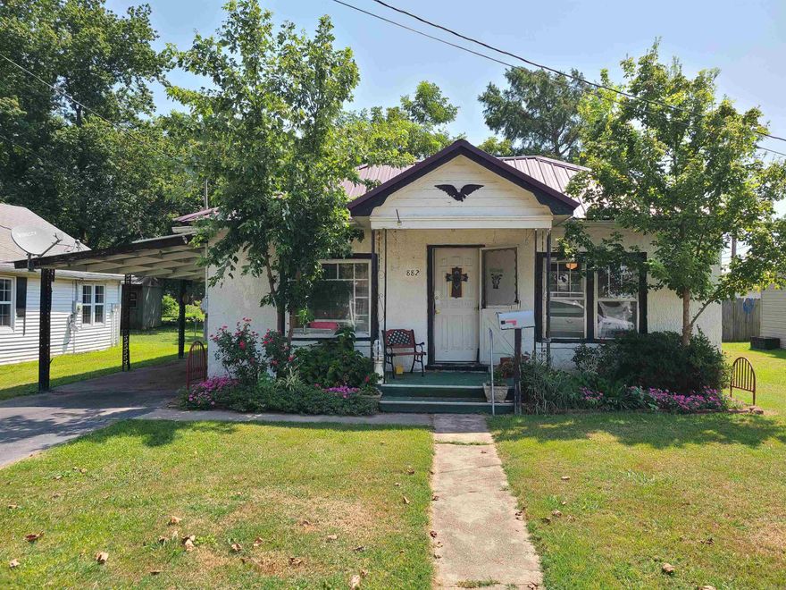 882 S. Taylor Ave in Piggott, AR is a 2-bedroom, 1 bath 1,210 Sq. Ft. home great for an investment or starter home. The home includes an attached carport, and an outdoor shop perfect for storage. The home stands on .16 acre (50x142) lot