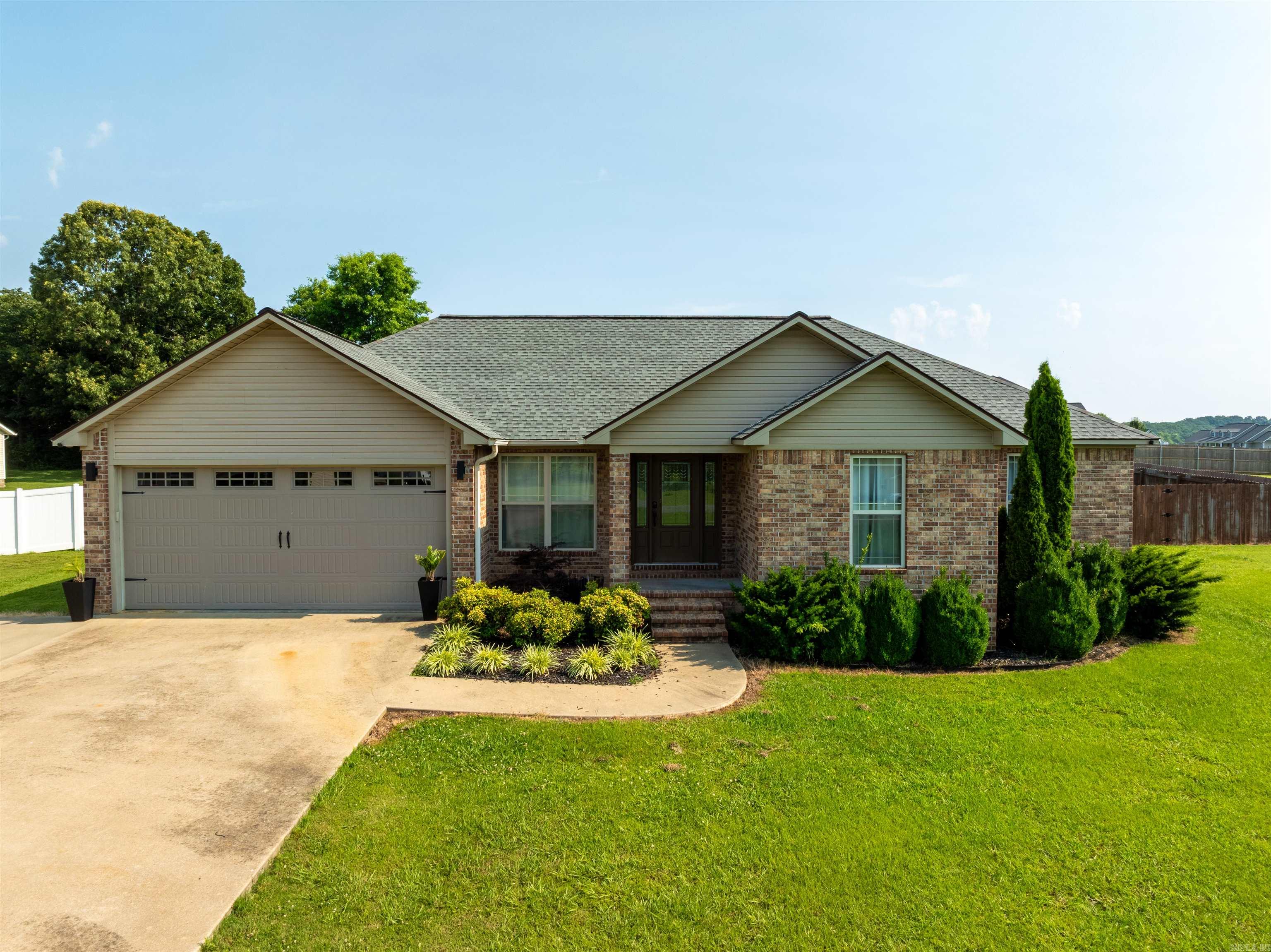 Charming 3 Bed, 2 Bath in Double Oak Estates ā Cave City, AR Located in the highly sought-after Patterson Addition of Double Oak Subdivision, this 3 bed, 2 bath brick-front home offers approx. 1,608 sq ft of well-designed living space and a privacy-fenced backyard. Inside, enjoy a spacious living room with tray ceiling and natural light, an open kitchen with room for a dining table, and a window overlooking the backyard. The primary bedroom also features a tray ceiling for added charm. A concrete back patio is perfect for grilling, and the laundry room includes built-in shelving and garage access. The third bedroom is ideal as a guest room, home office, or childās room (not pictured due to storage use). This quiet, walkable neighborhood includes a private lake for fishing and is just minutes from Main Street, parks, restaurants, and more.