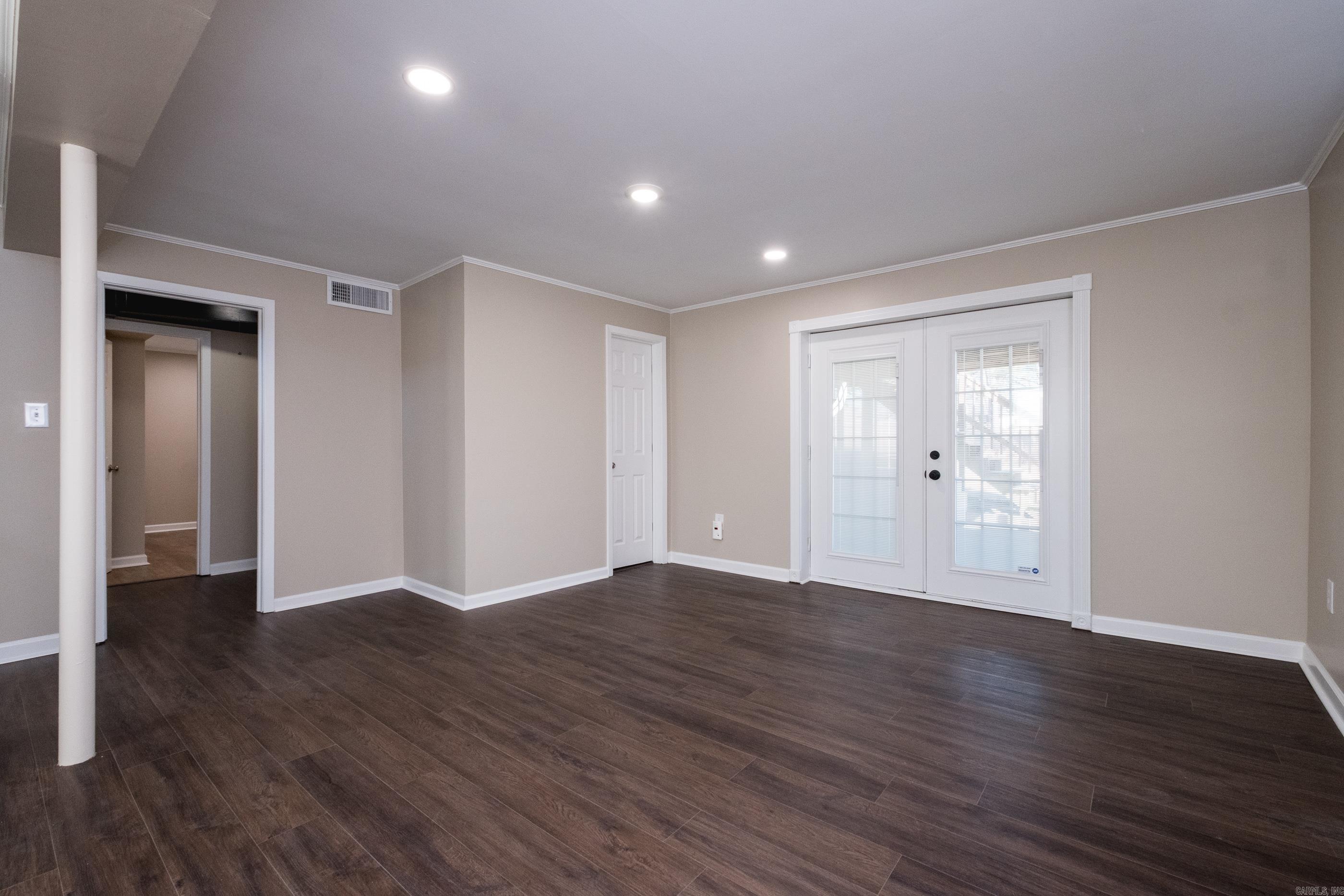 BEAUTIFUL LAKEVIEW - Residential