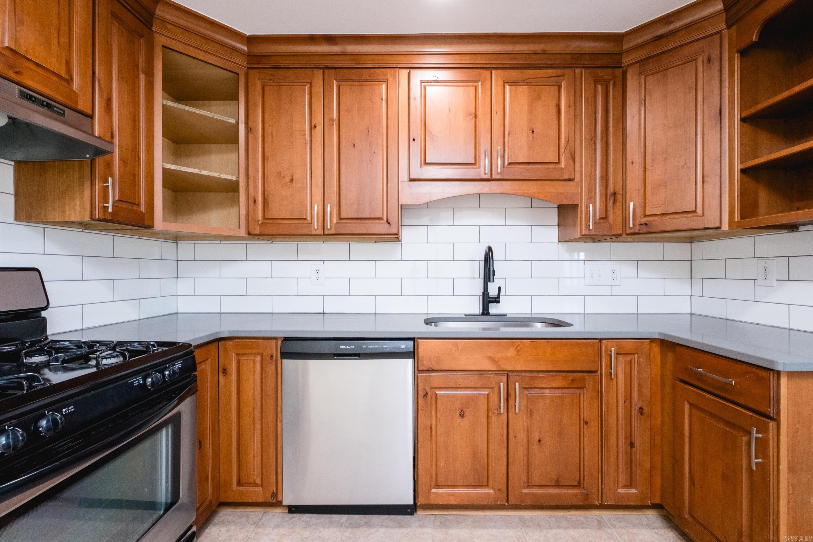 BEAUTIFUL LAKEVIEW - Residential