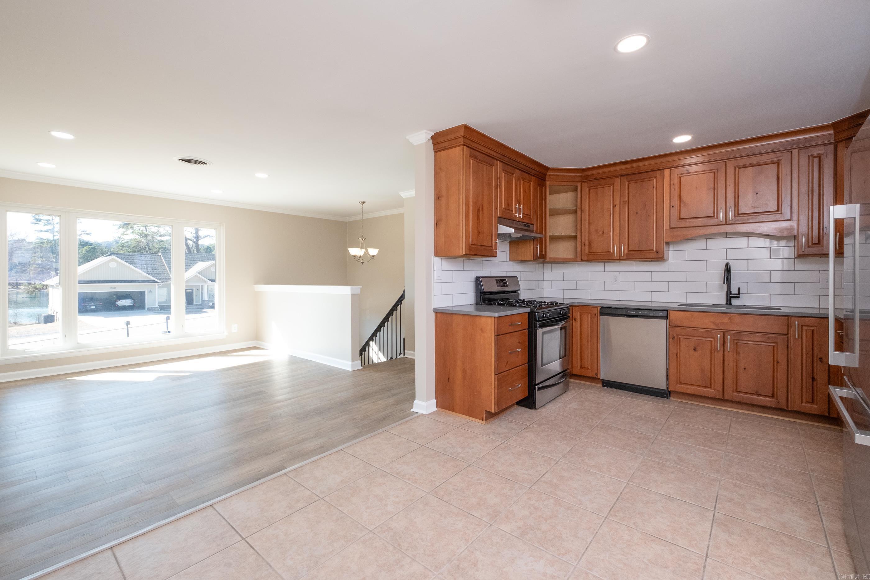 BEAUTIFUL LAKEVIEW - Residential