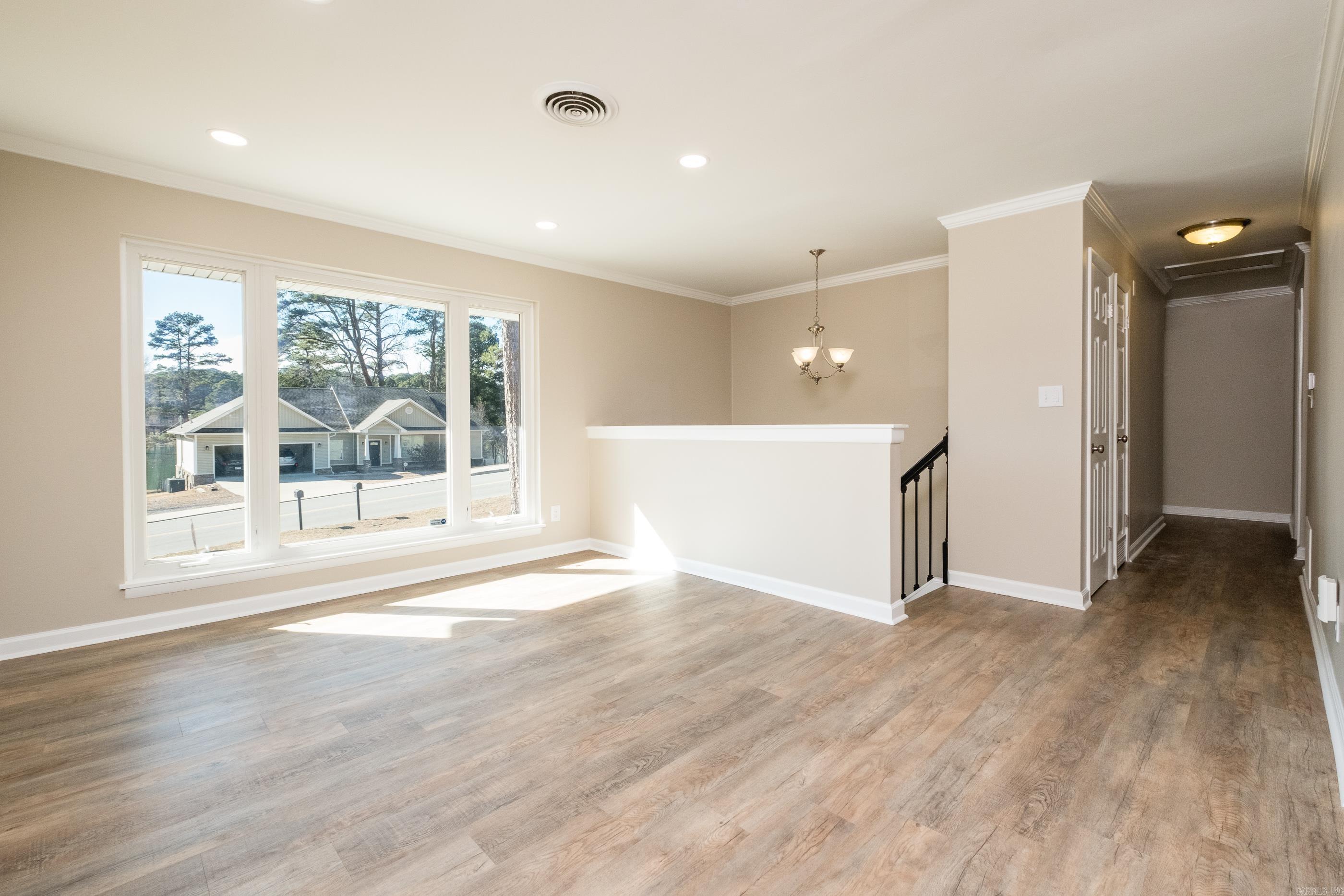 BEAUTIFUL LAKEVIEW - Residential