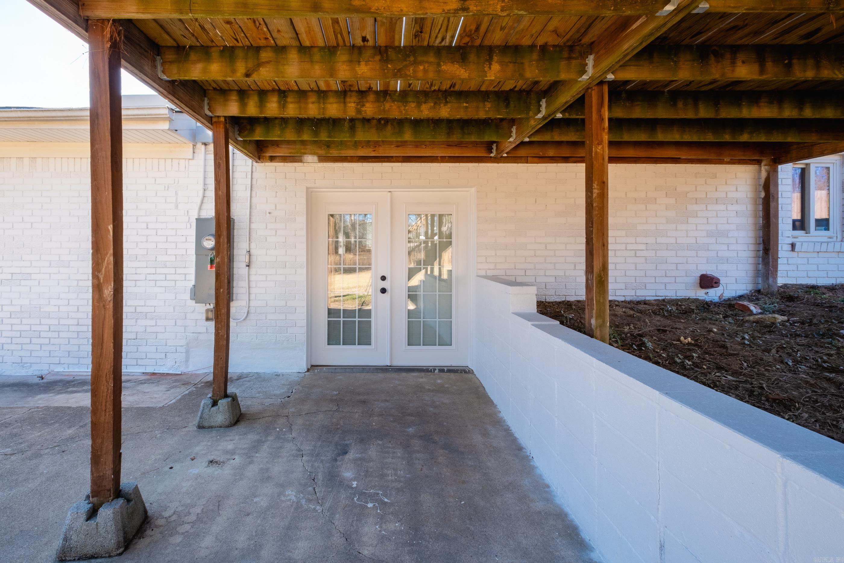 BEAUTIFUL LAKEVIEW - Residential