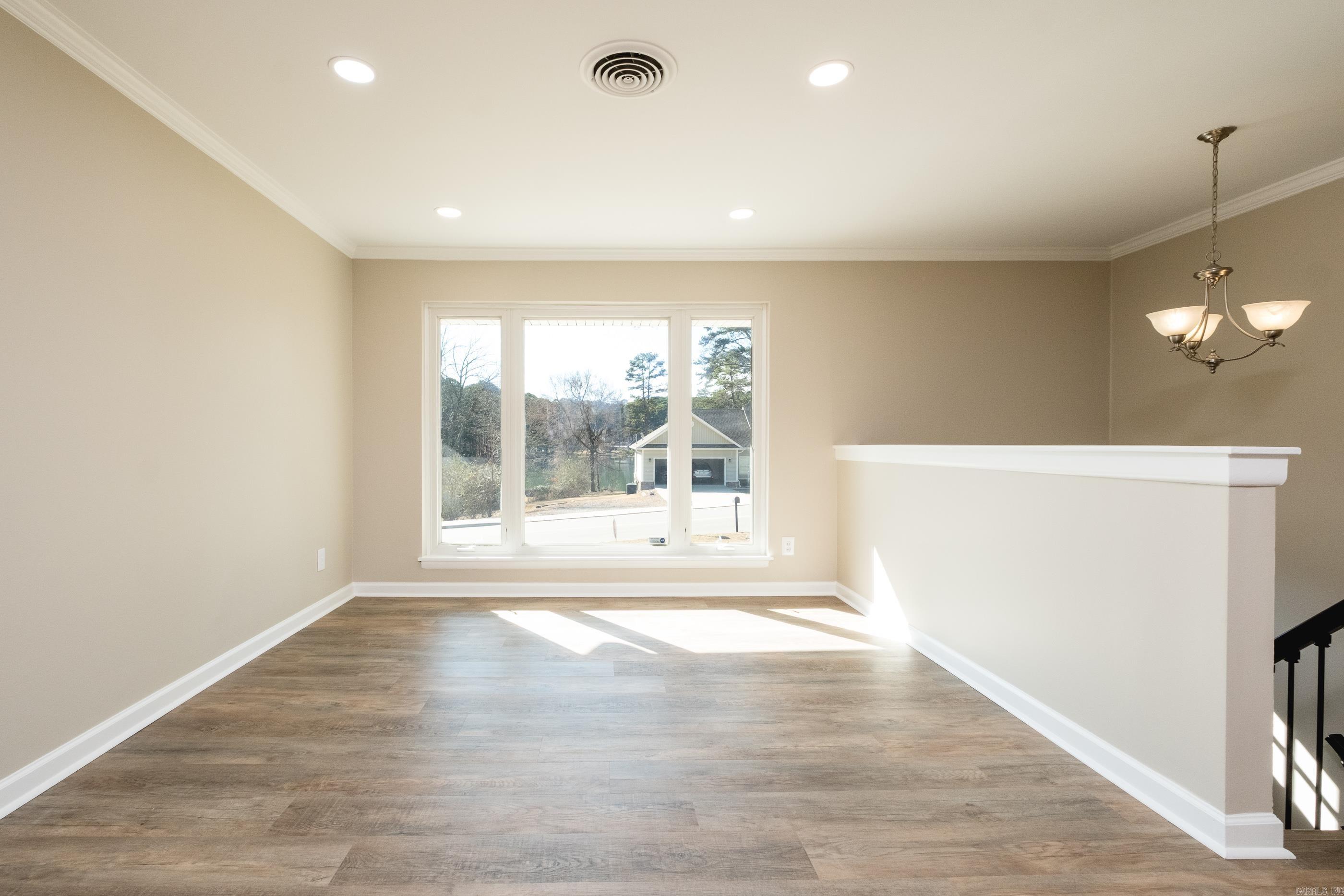 BEAUTIFUL LAKEVIEW - Residential