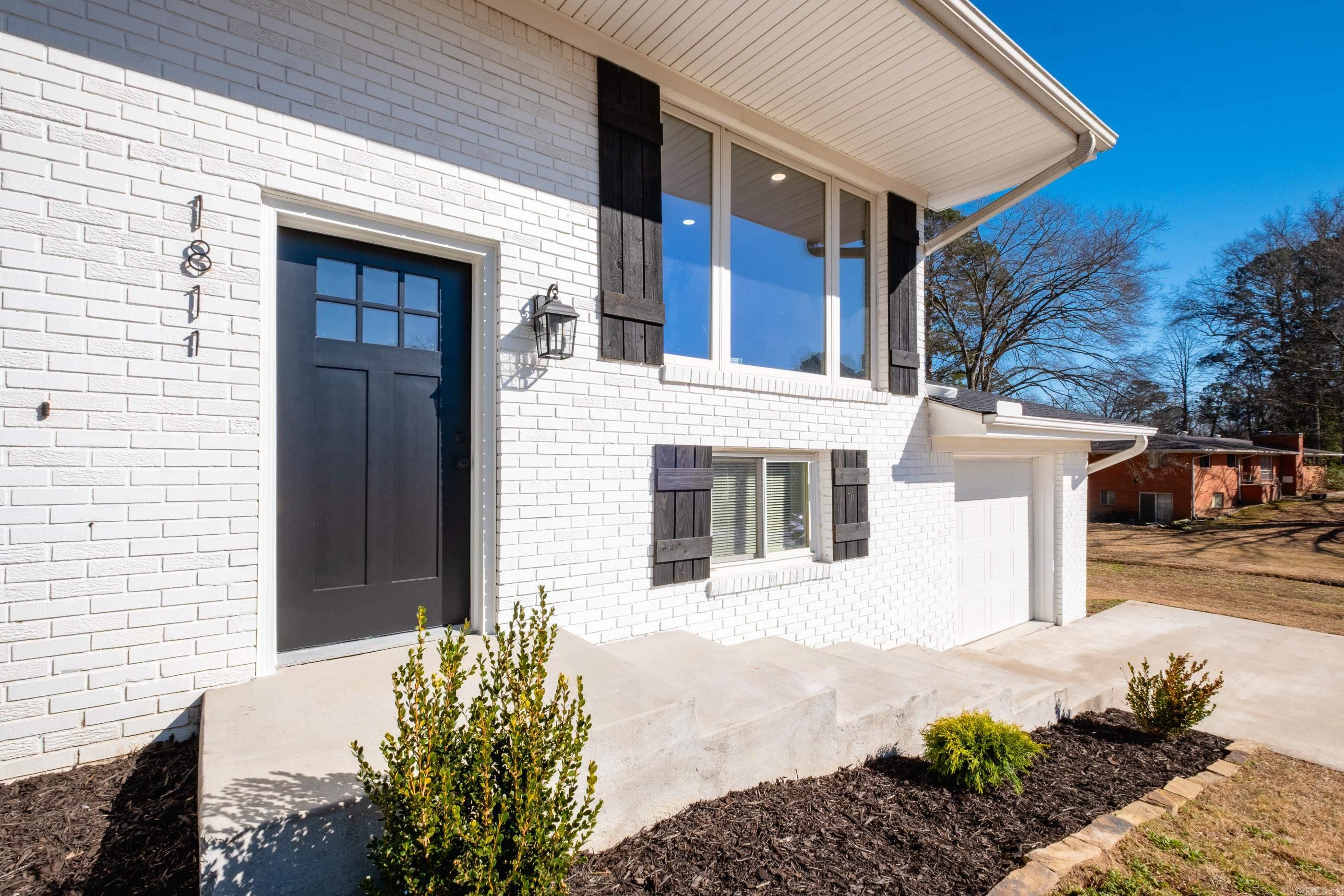 BEAUTIFUL LAKEVIEW - Residential