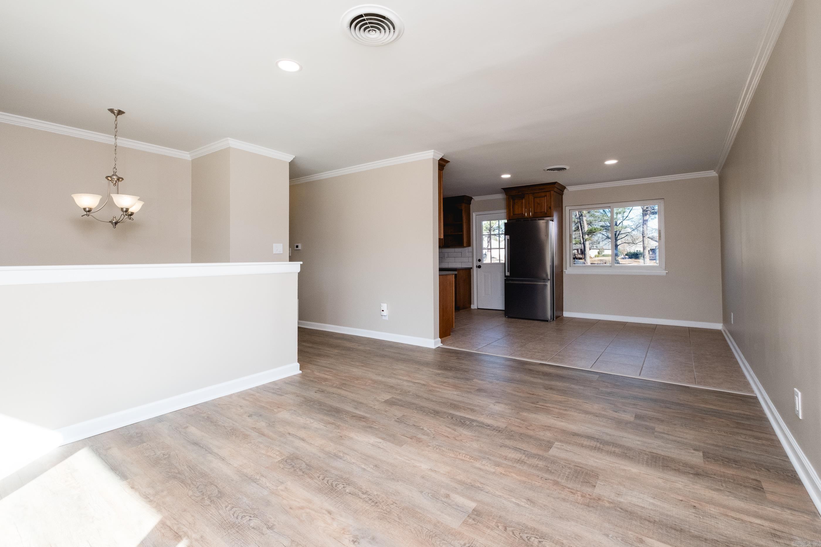 BEAUTIFUL LAKEVIEW - Residential