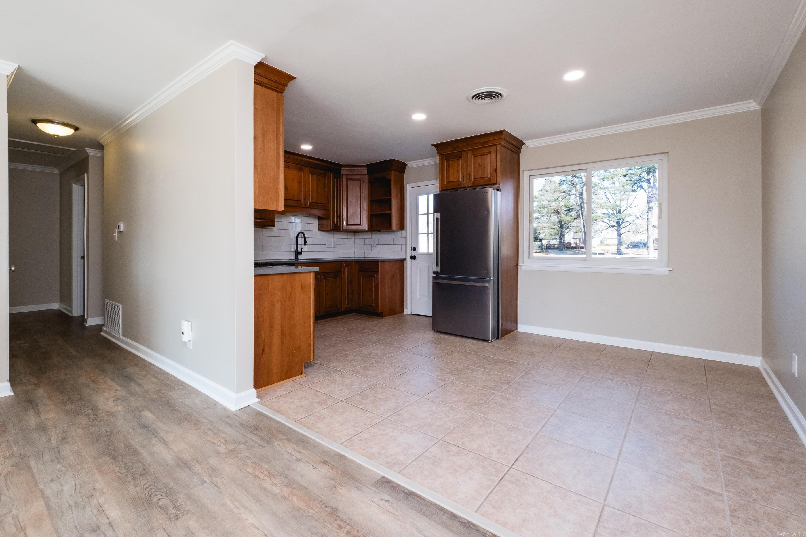 BEAUTIFUL LAKEVIEW - Residential