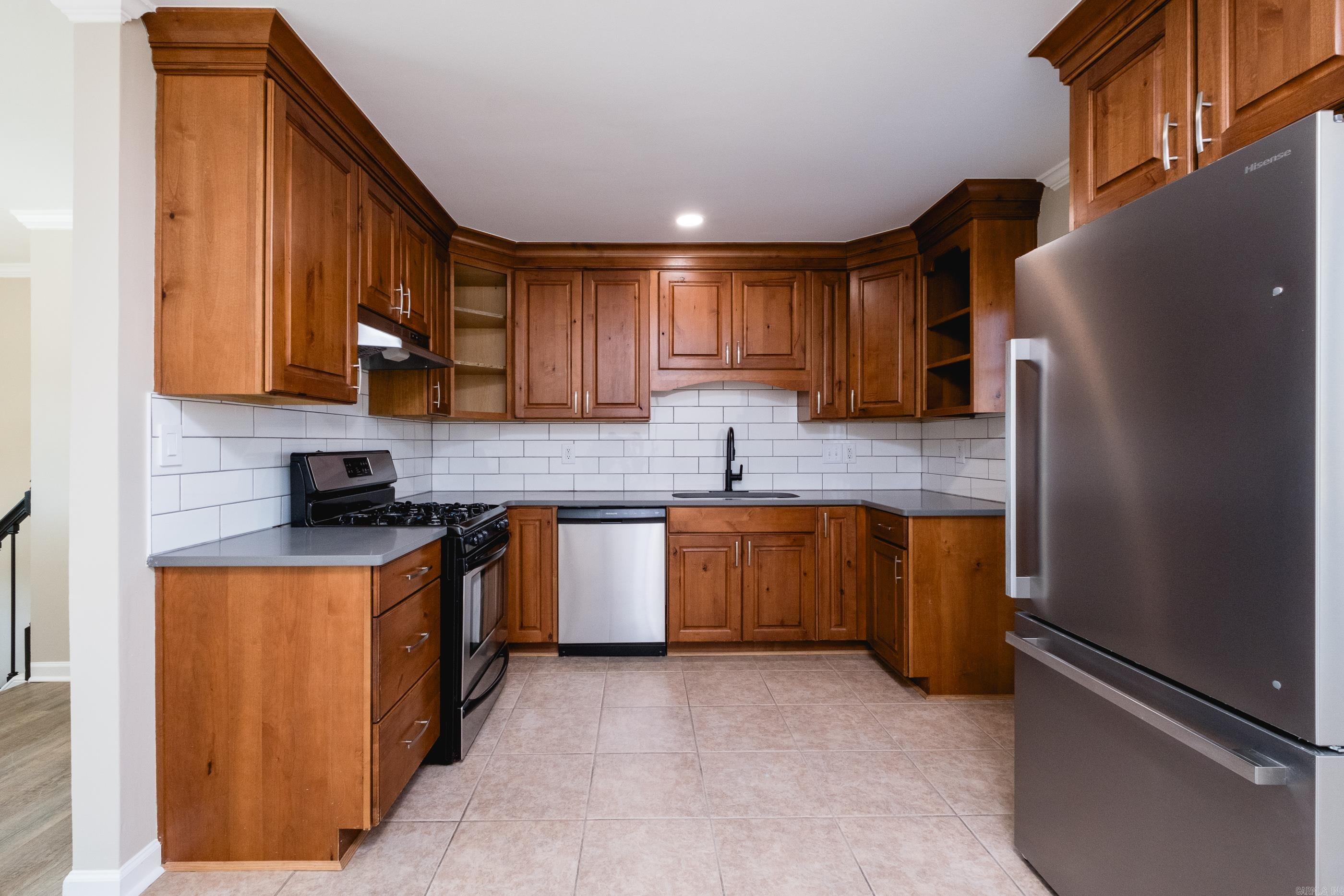 BEAUTIFUL LAKEVIEW - Residential