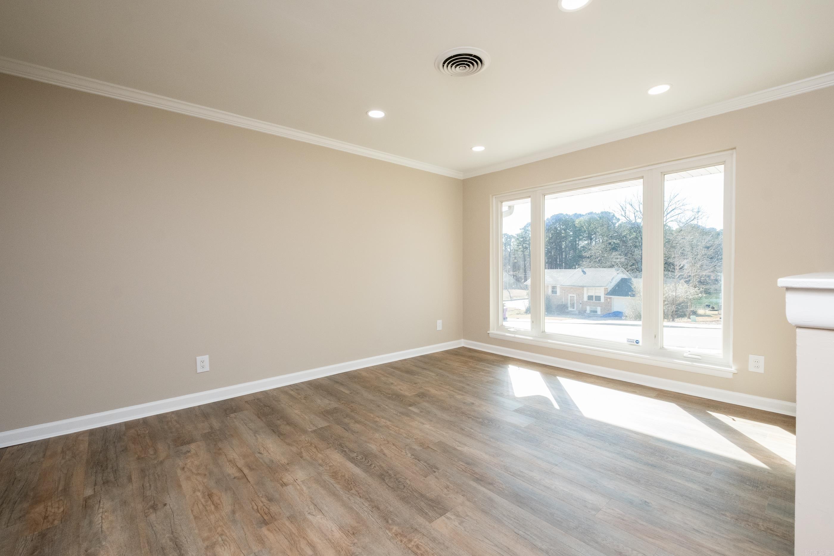 BEAUTIFUL LAKEVIEW - Residential