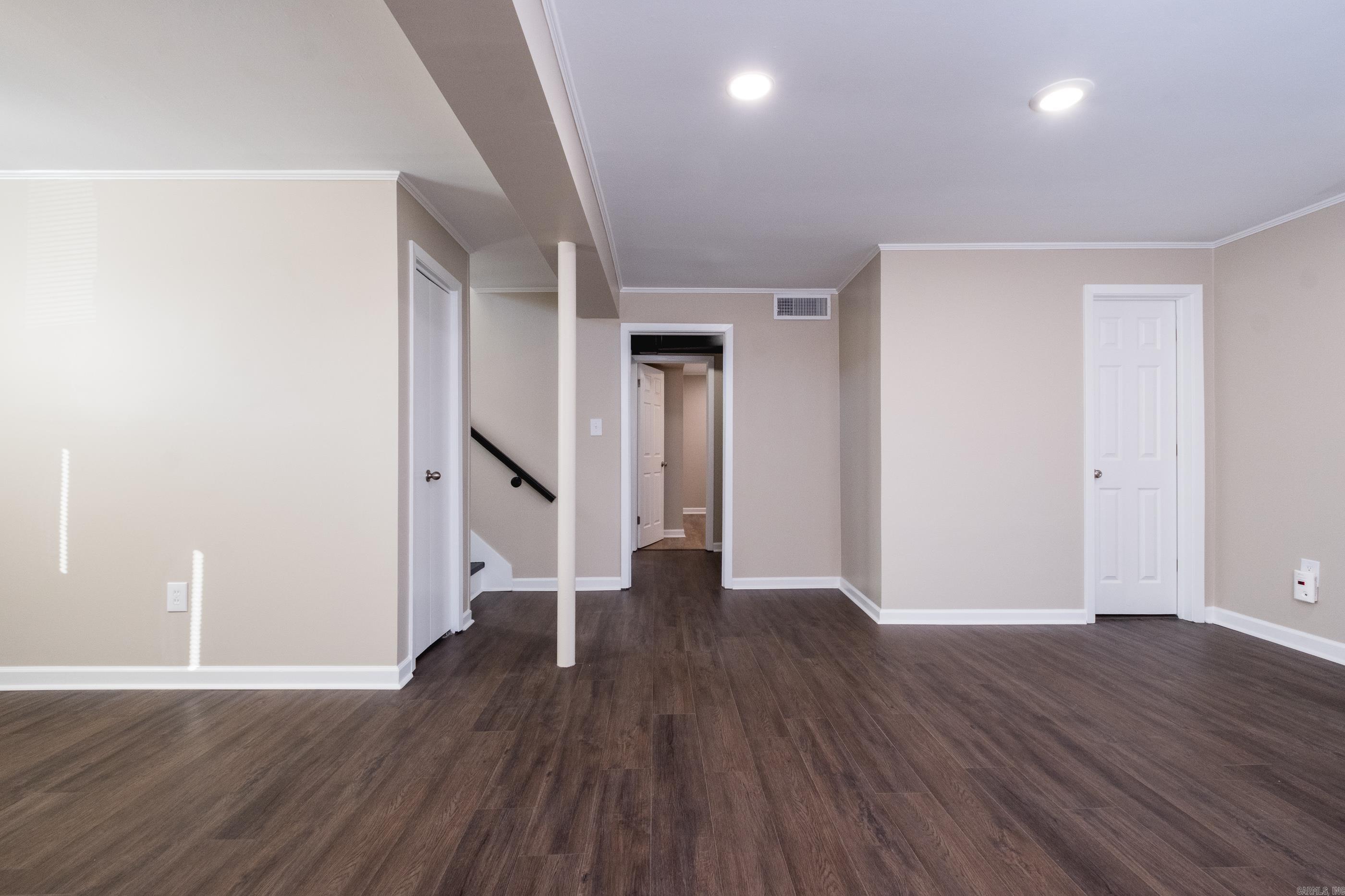 BEAUTIFUL LAKEVIEW - Residential