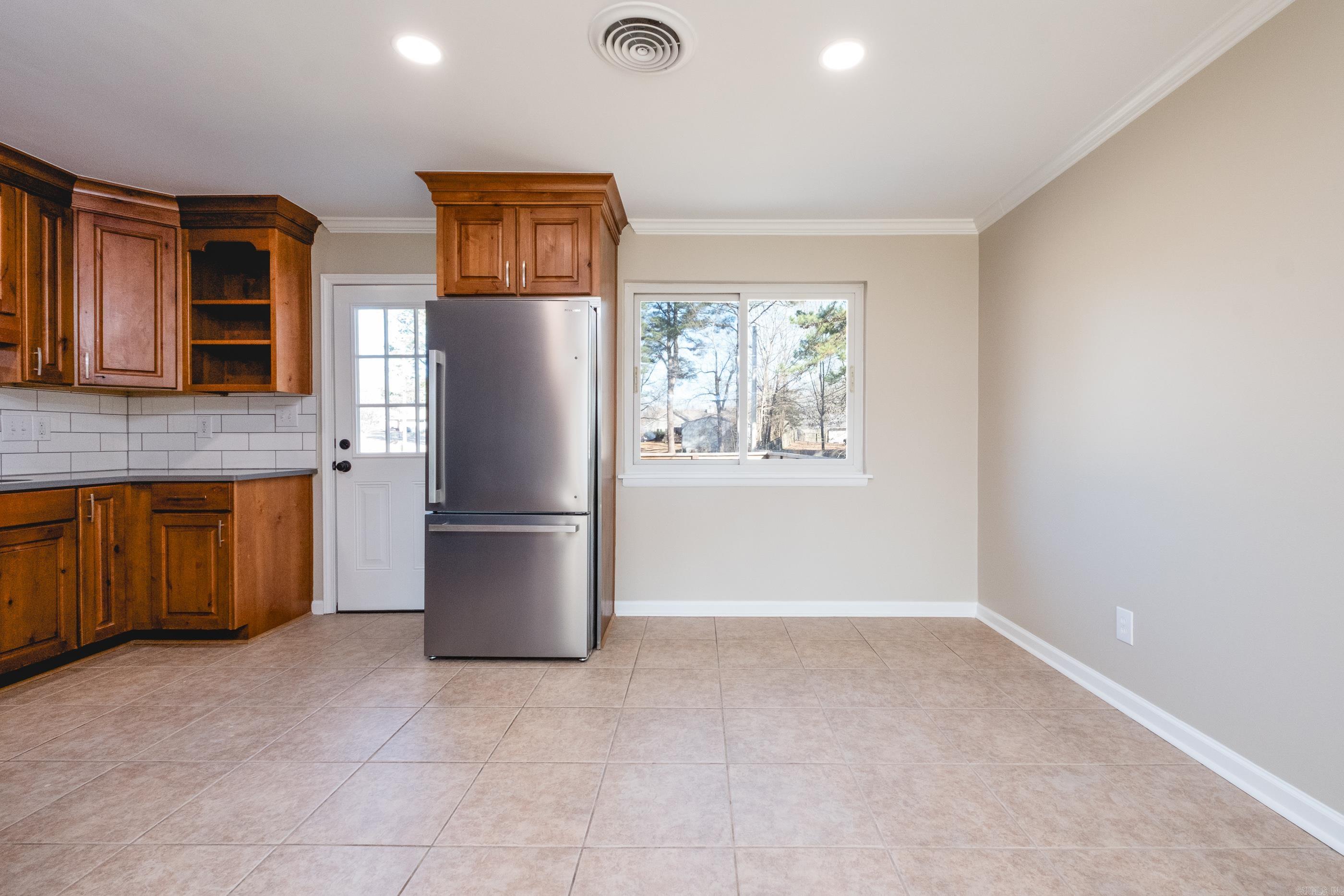 BEAUTIFUL LAKEVIEW - Residential