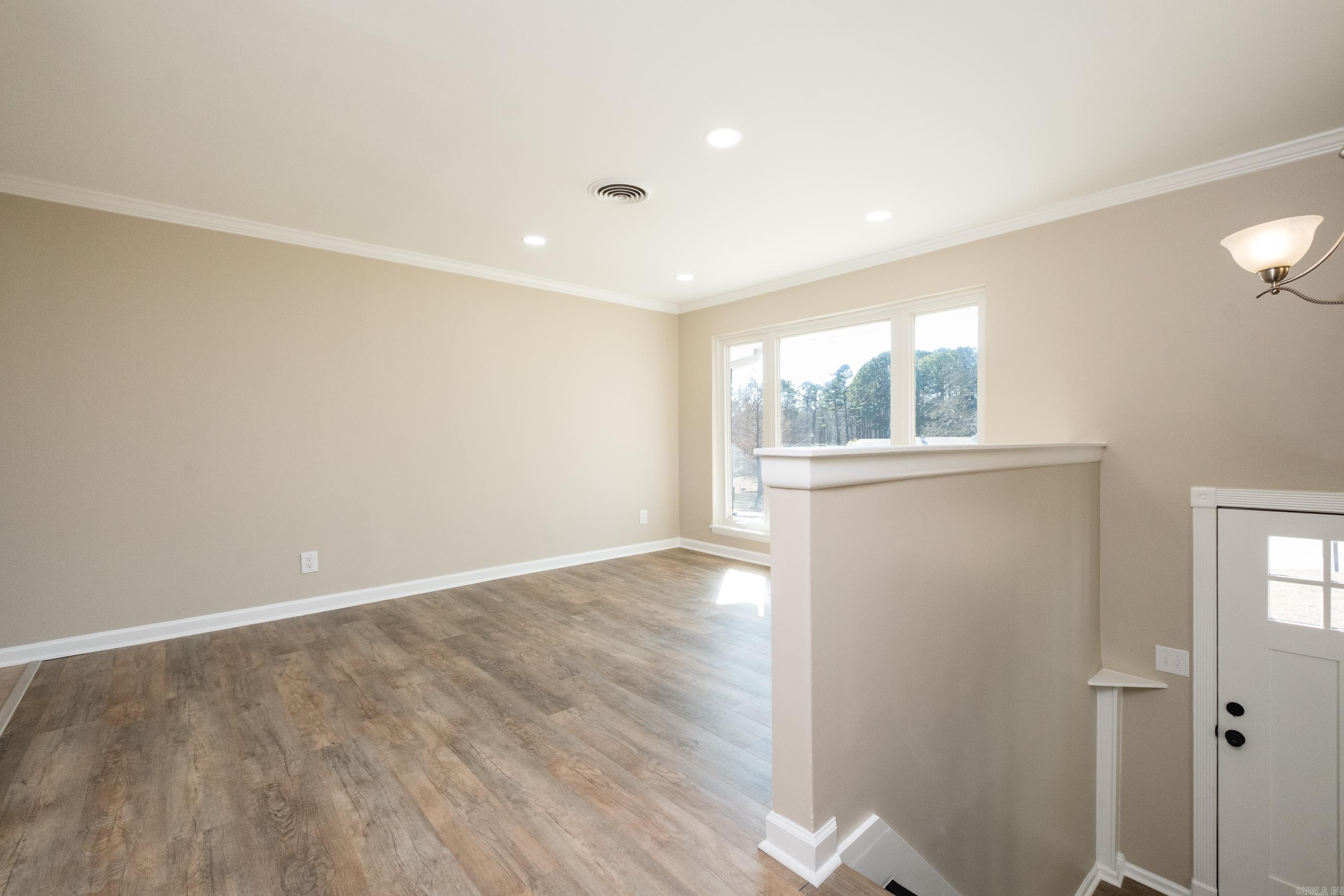 BEAUTIFUL LAKEVIEW - Residential