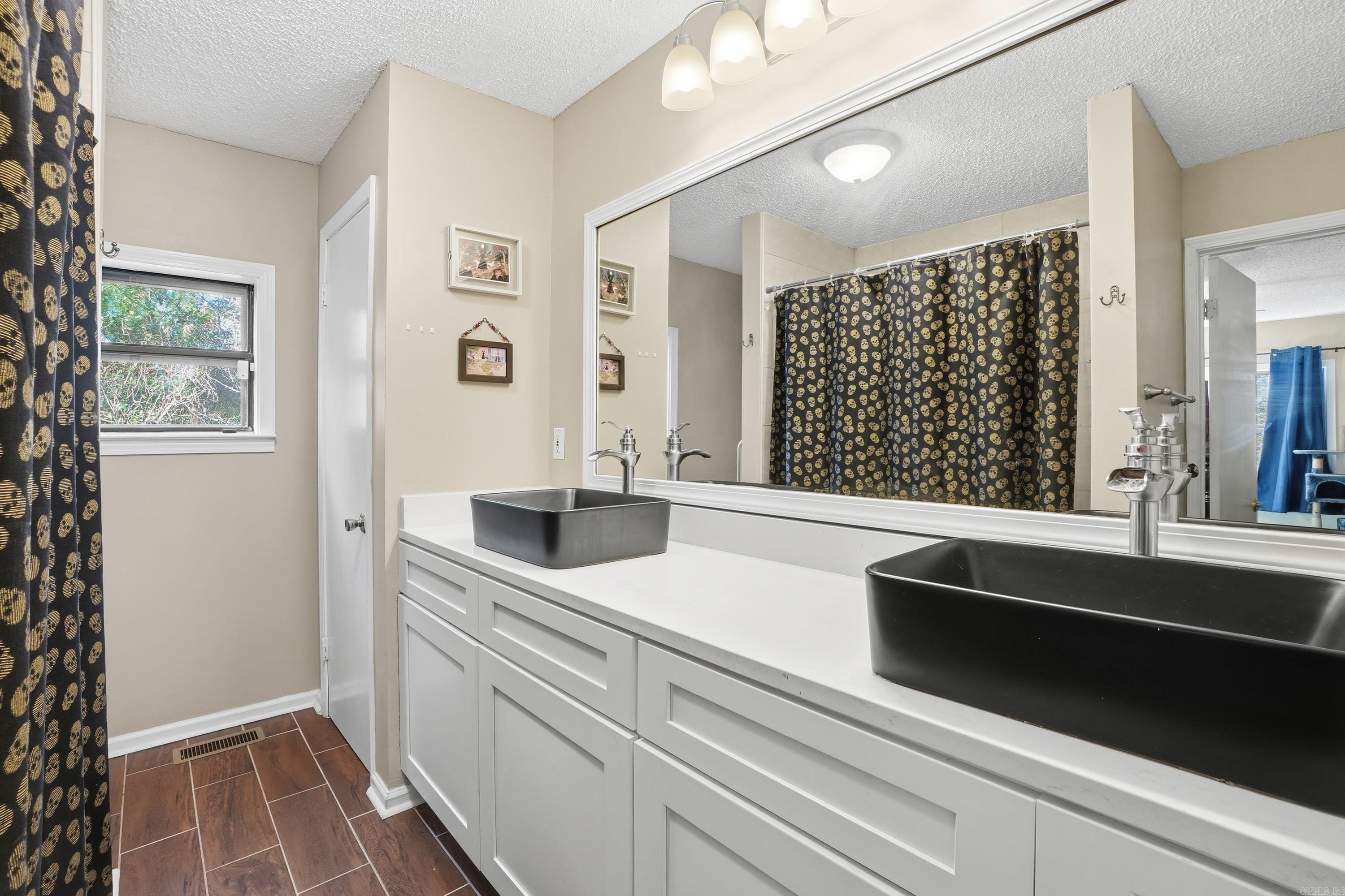 LONE PINE - Residential