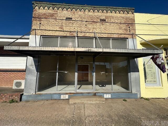 Great store front in the heart of Lonoke would be a great space for your business. Property is being sold AS IS WHERE IS. It will be the buyer's responsibility to have utilities turned on for any inspections.