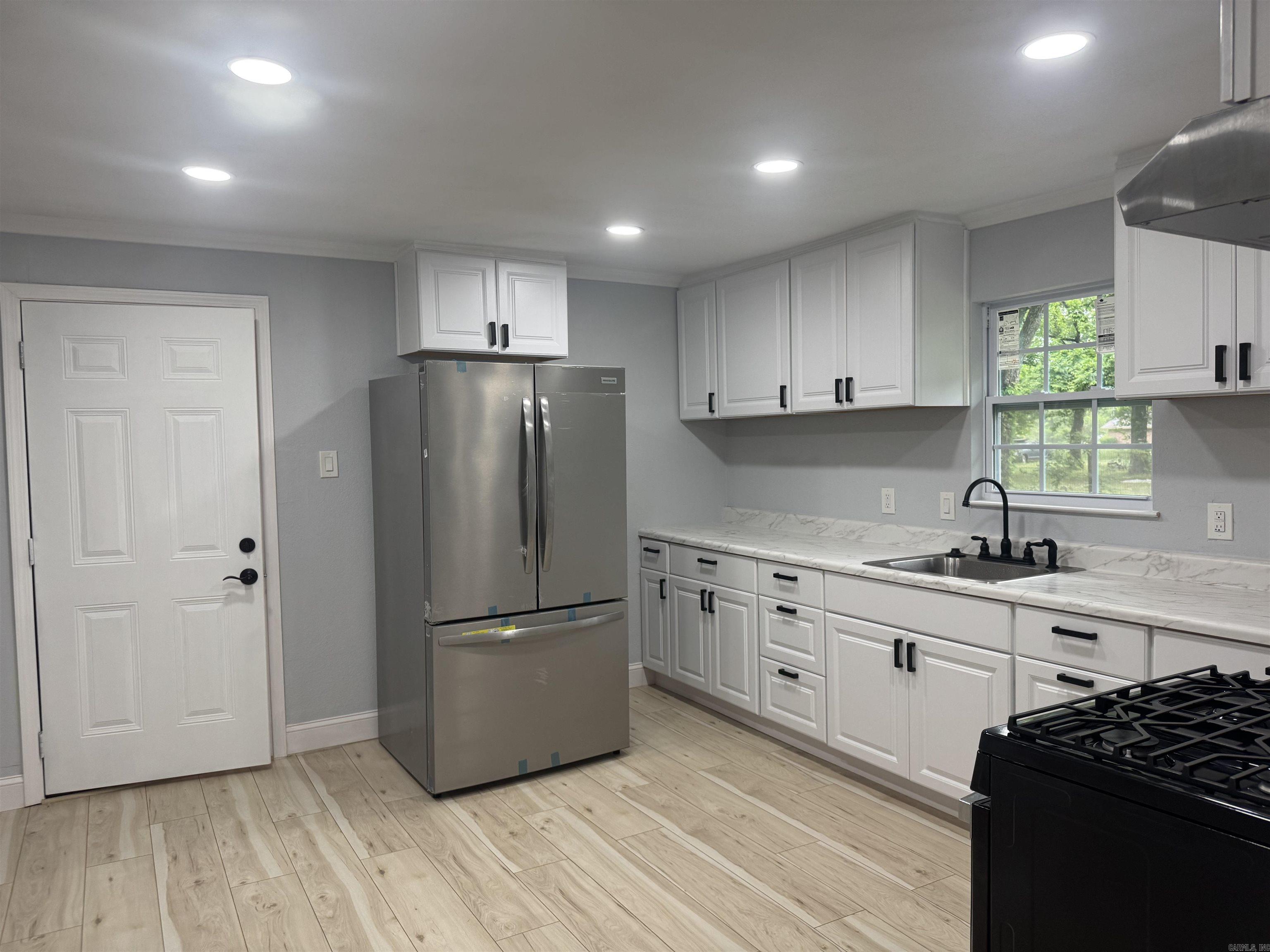 TAYLOR & CO - Residential