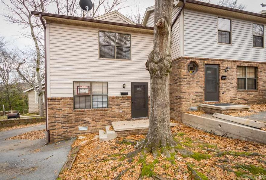 2Bd/1.5 Ba apartment. Hard wood floors,ceiling fans.Newly Renovated! Great Location !