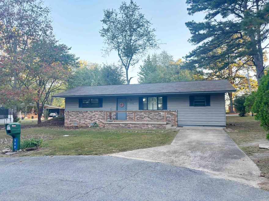 This cozy home is nestled in the heart of Heber Springs. Roughly 2 miles from sandy beach, walking distance to the local schools, grocery storers and shopping on downtown main street! This adorable home would be perfect for first time home buyers as well investors. Home is currently being rented. Sold As Is.