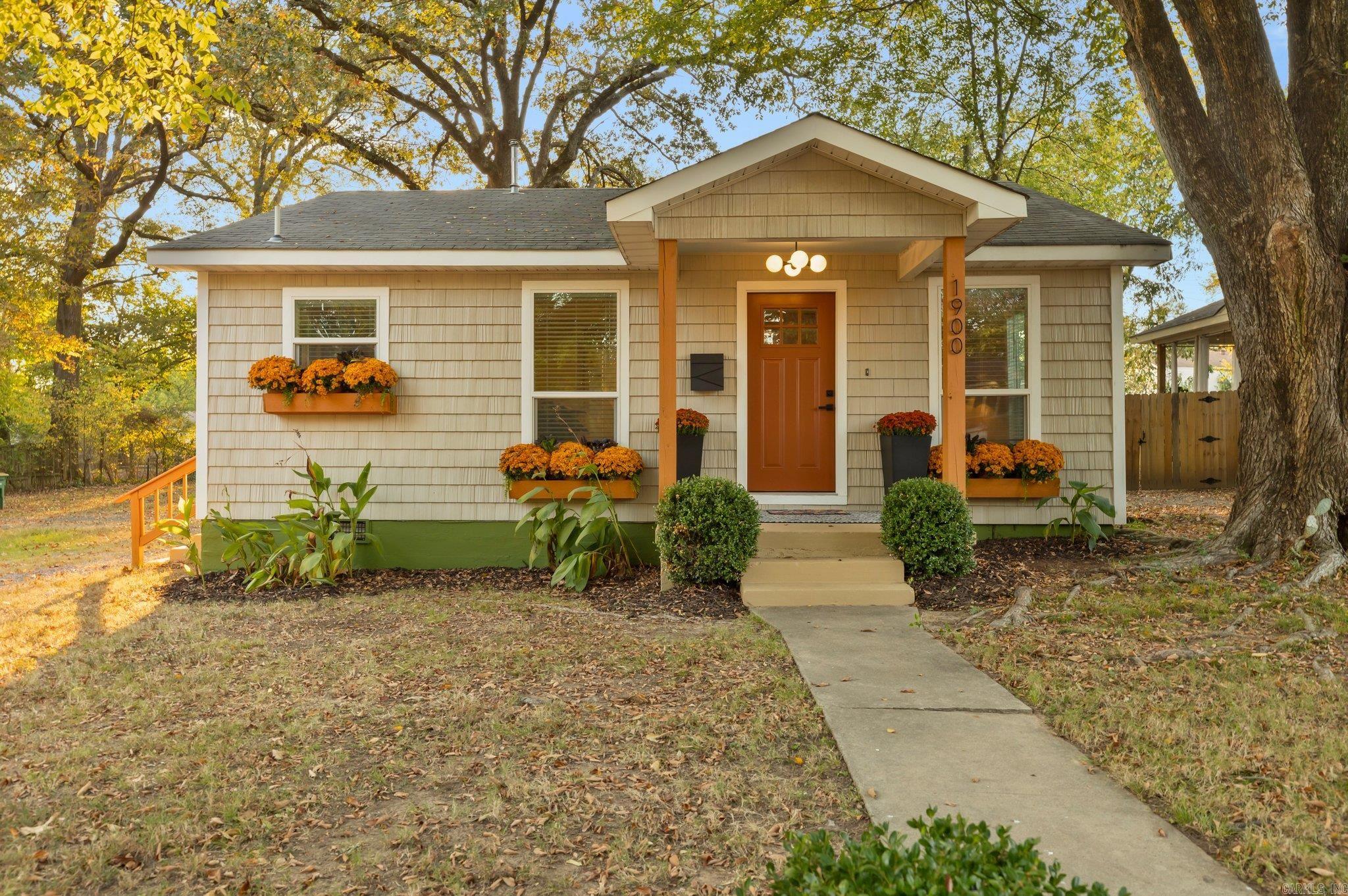 Experience the charm of this beautifully renovated one-bedroom, one-bathroom home, located in the desirable Pettaway neighborhood. Offering an ideal blend of modern updates and timeless appeal, this residence is within walking distance to popular local restaurants, coffee shops, and breweries, while just minutes from the Arkansas Museum of Fine Arts and other downtown amenities such as Pettaway Square. The property features a spacious backyard, perfect for outdoor gatherings. Whether you’re a first-time homebuyer or seeking a prime short-term rental investment, this home presents an exceptional opportunity in a vibrant, walkable community.