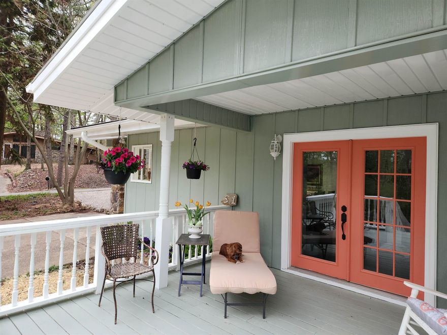 TOTAL RENAVATION ON THIS CUITE.BIG OPEN FLOOR PLAN BUT YET COZY .REAL 3/4 INCH HARDWOOD FLOORS TROUGH OUT.HUGE ISLAND FOR BARSTOOLS AND PREP.QUARTZ COUNTER TOPS.COUSTOM SHOWER'S A NICE DECK FOR GRILLING AND CHILLIN.LOT'S OF AMENITIES NEAR BY 11 LAKES AND 9 GOLF COURSE'S AND HOT SPRING'S IS ONLY 17 MILES AWAY TO OAKLAWN CASINO AND RACE TRACK.WOULD MAKE A GREAT VACATION RENTAL/RETIREMENT /FIRST TIME BUYER/GROWING FAMILY HOME CHECK IT OUT.!!