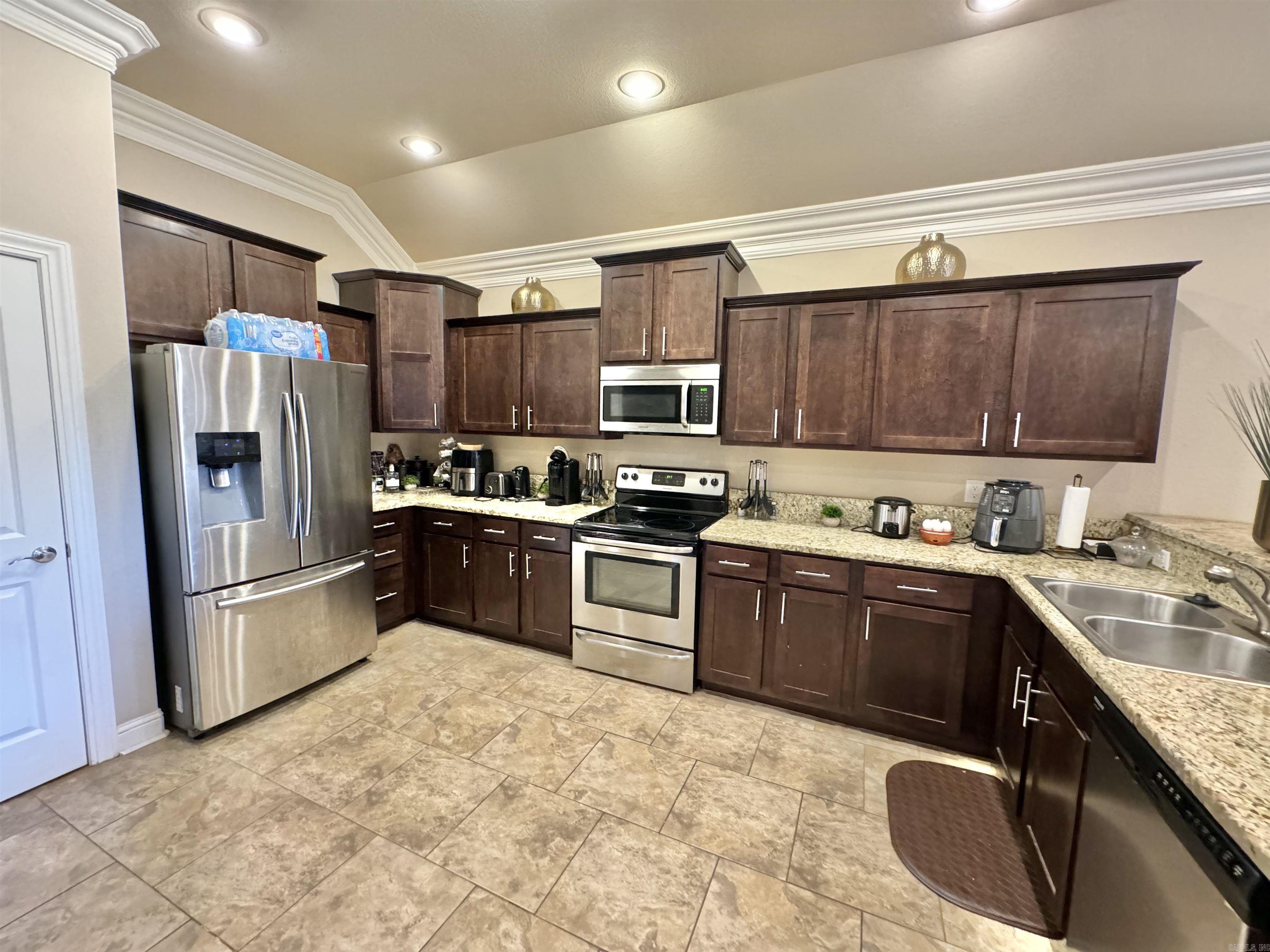 COUNTRY CLUB OF ARK THE - Residential