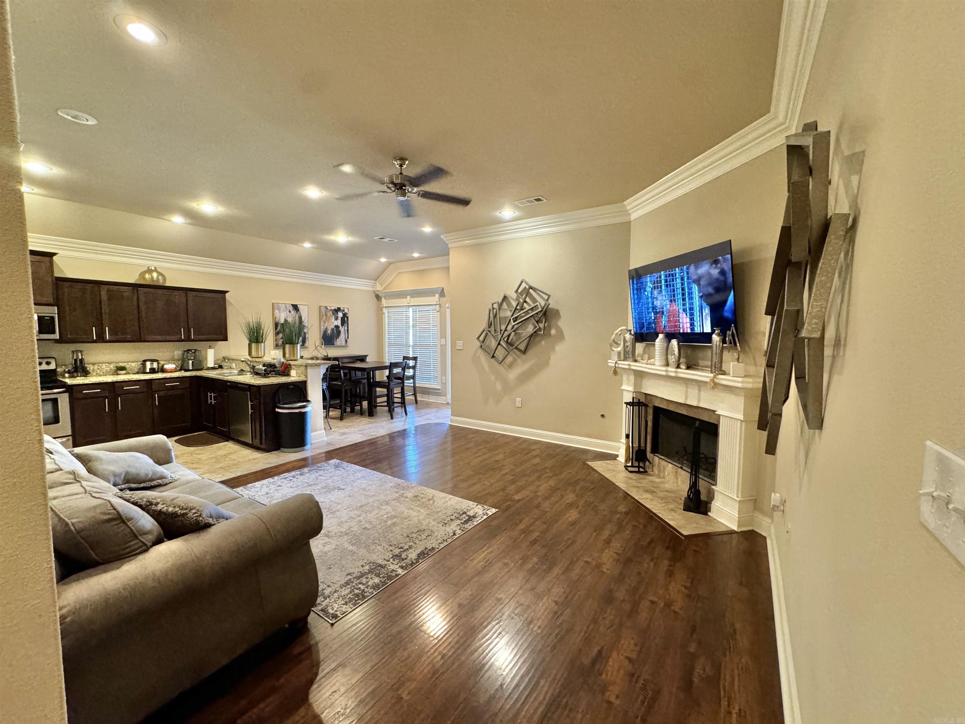 COUNTRY CLUB OF ARK THE - Residential