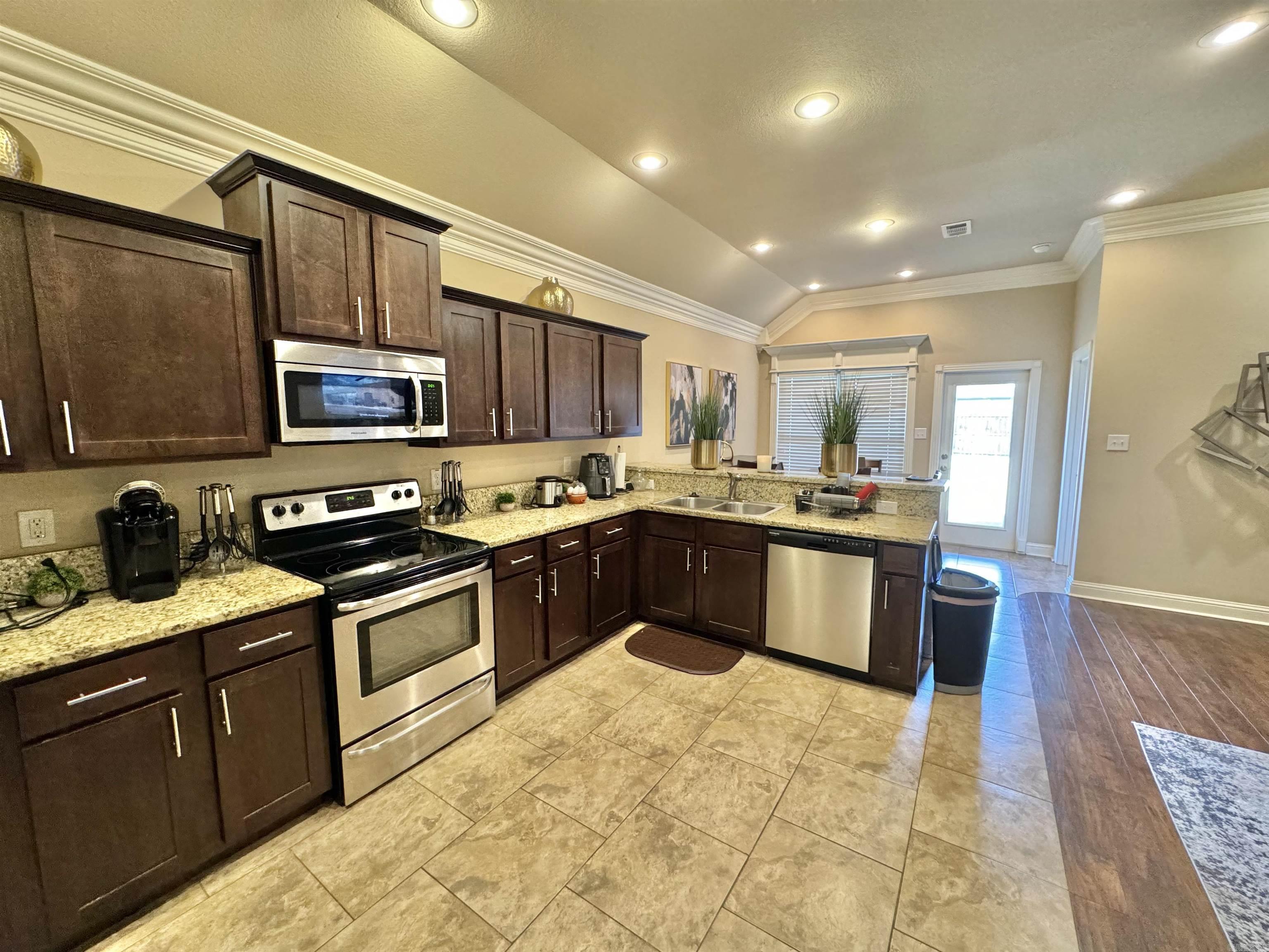 COUNTRY CLUB OF ARK THE - Residential