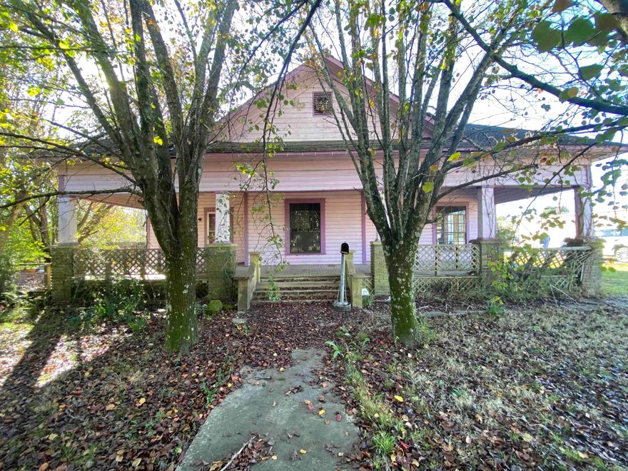 This charming historic home in Delight, Arkansas, boasts timeless architecture and a spacious layout, but it needs updates, especially in the kitchen and bathrooms. With a bit of renovation, you can blend its old-world charm with modern amenities. The backyard is a blank canvas for your creativity. Embrace a simpler, more connected lifestyle in this piece of history and make it your own. This Delight, Arkansas gen is not just a house; its a piece of history.