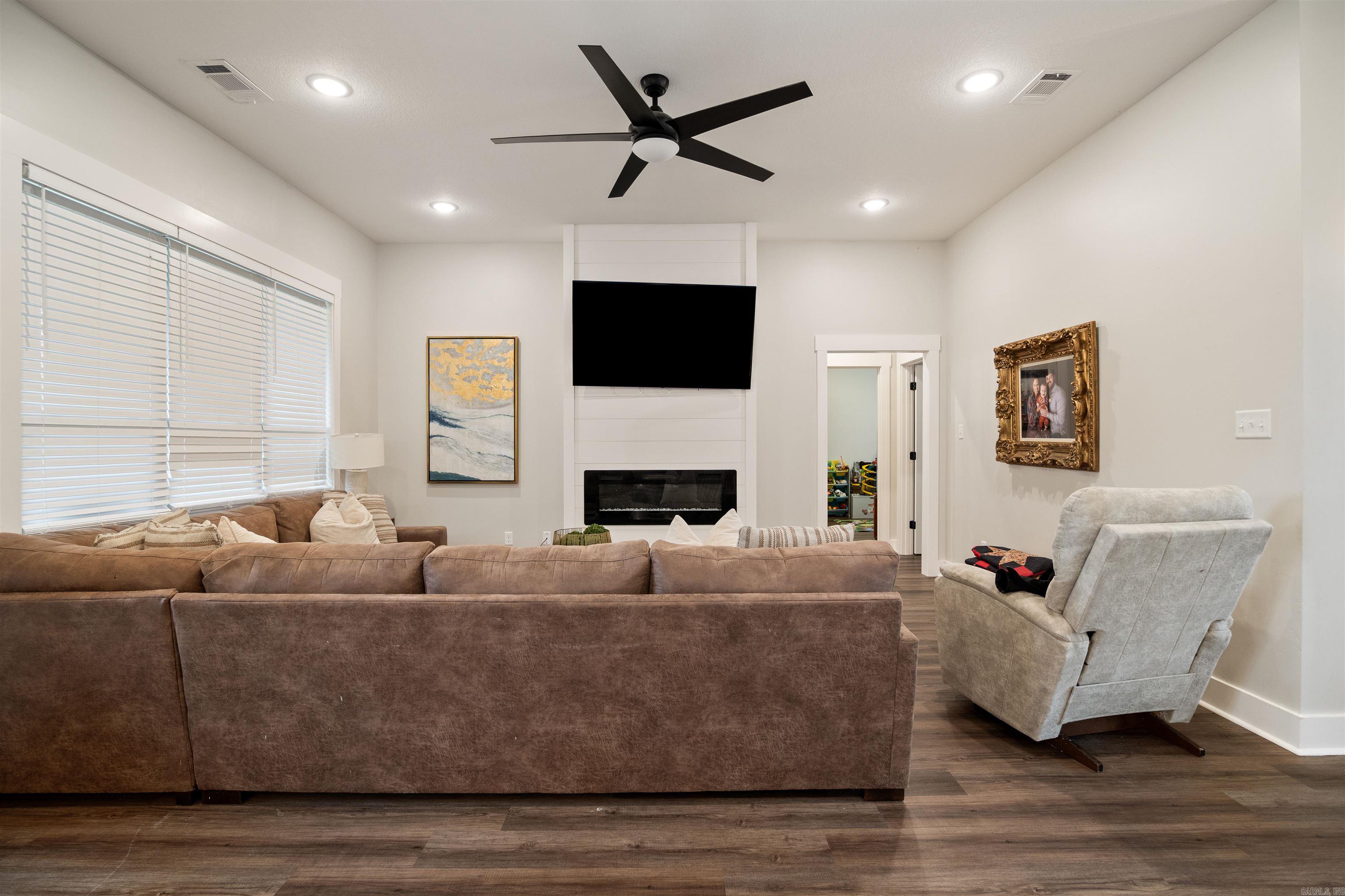 WHISPERING HILLS - Residential