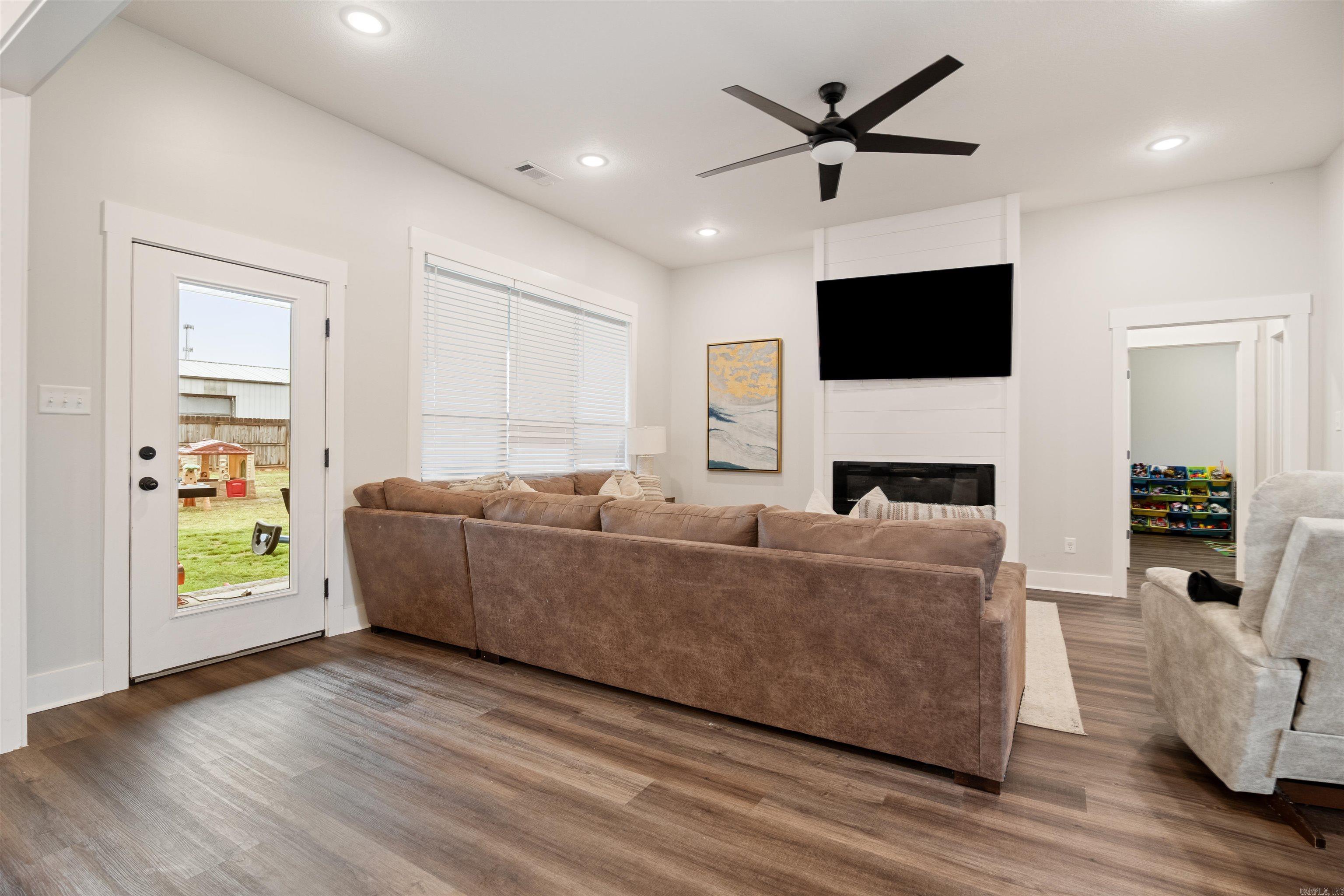 WHISPERING HILLS - Residential