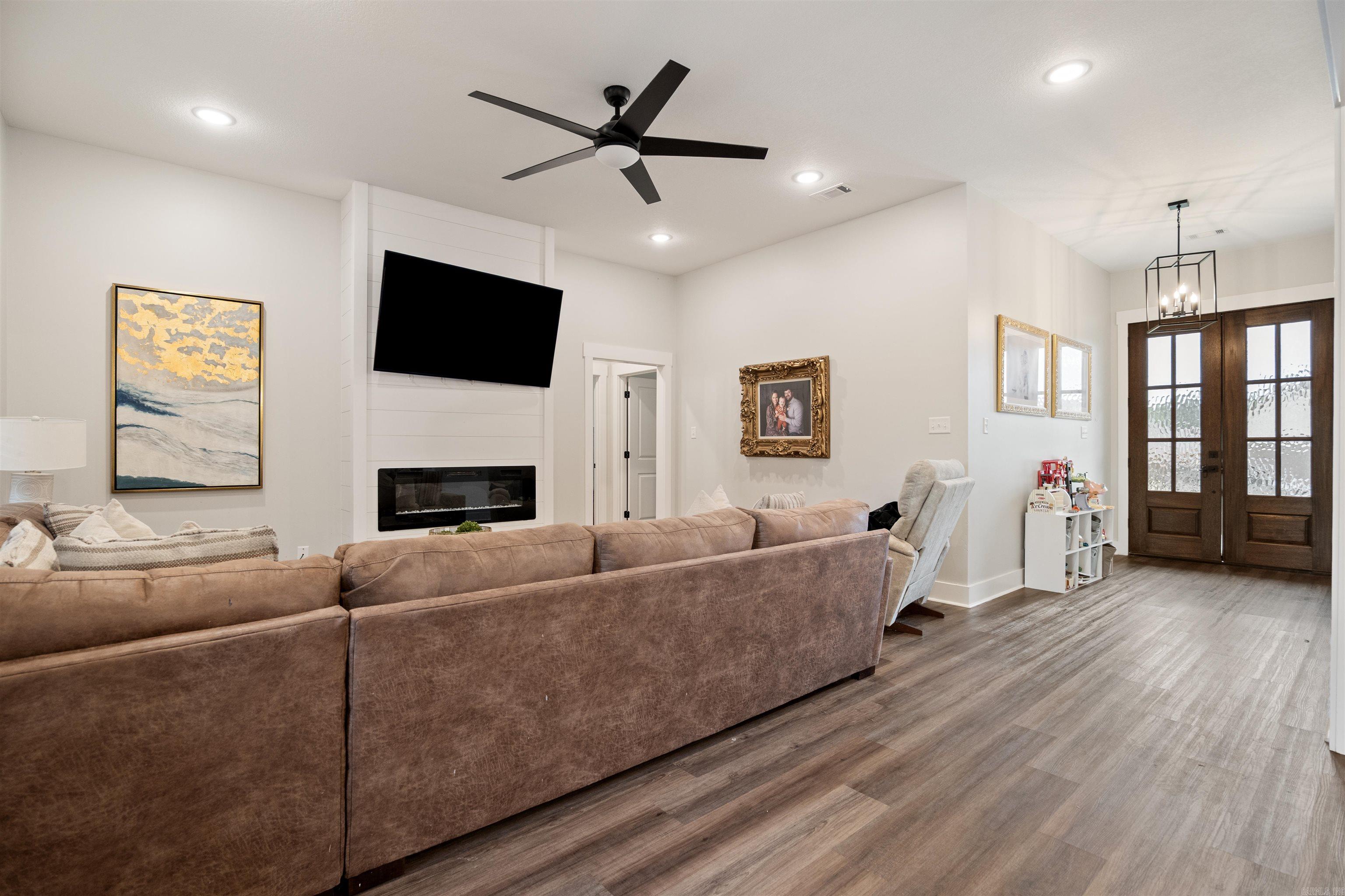 WHISPERING HILLS - Residential