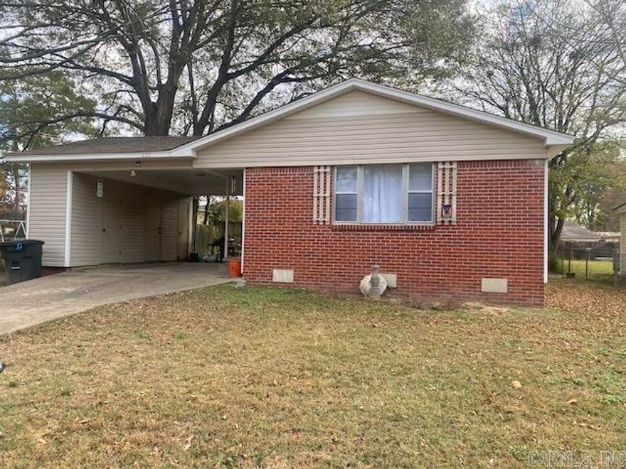 Conveniently located near Caldwell Elementary, this 3 bedroom 1.5 bath is the perfect starter home or investment property.  This home features a large living area and a kitchen with eat in breakfast area.  All located on a large flat lot that is completely fenced in.