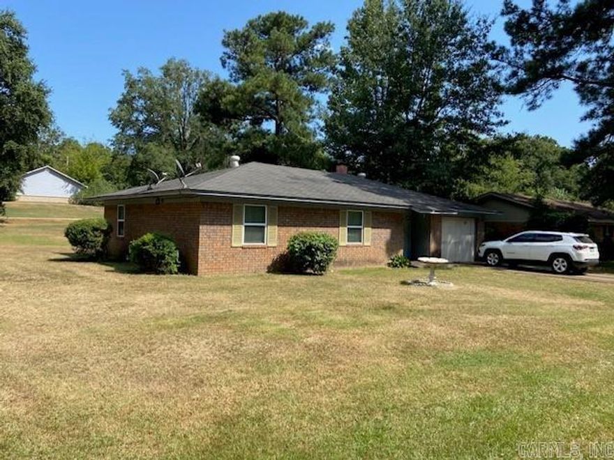 1532 sq ft home sitting on a corner lot in the heart of Nashville. This home offers 3 bedrooms, 1.5 upgraded bathrooms and a large bonus room. Galley kitchen has been upgraded with granite countertops and a beautiful glass backsplash. The living room has a ton of natural light coming in from the double door that leads out to concrete patio. This home is a must see to fully appreciate.