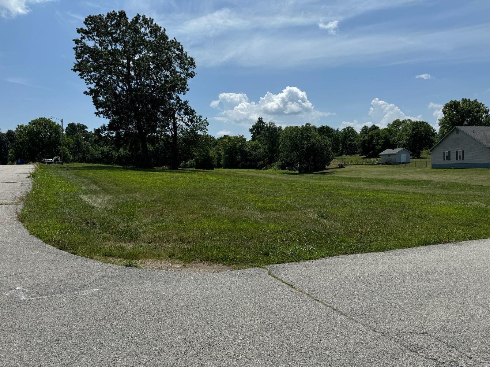 .94 acres m/l in a well maintained small subdivision in Ash Flat, AR Perfect building site for your dream home. Just 2 miles to restaurants, shopping, gas stations, etc...