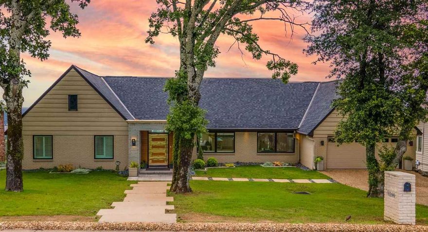 This is a completely remodeled modern masterpiece with 4 beds, 5 baths and an impressive vista view over the River in Don Roberts!  Through your new custom steel front door, you’re welcomed inside to updated hardwoods with a now open plan that gives immediate great views. Pass the den / open office to enter your large living with automated blinds and the mirrored breakfast room.   Your gorgeous kitchen highlights a butcher block & stainless steel breakfast island, and stainless appliances...