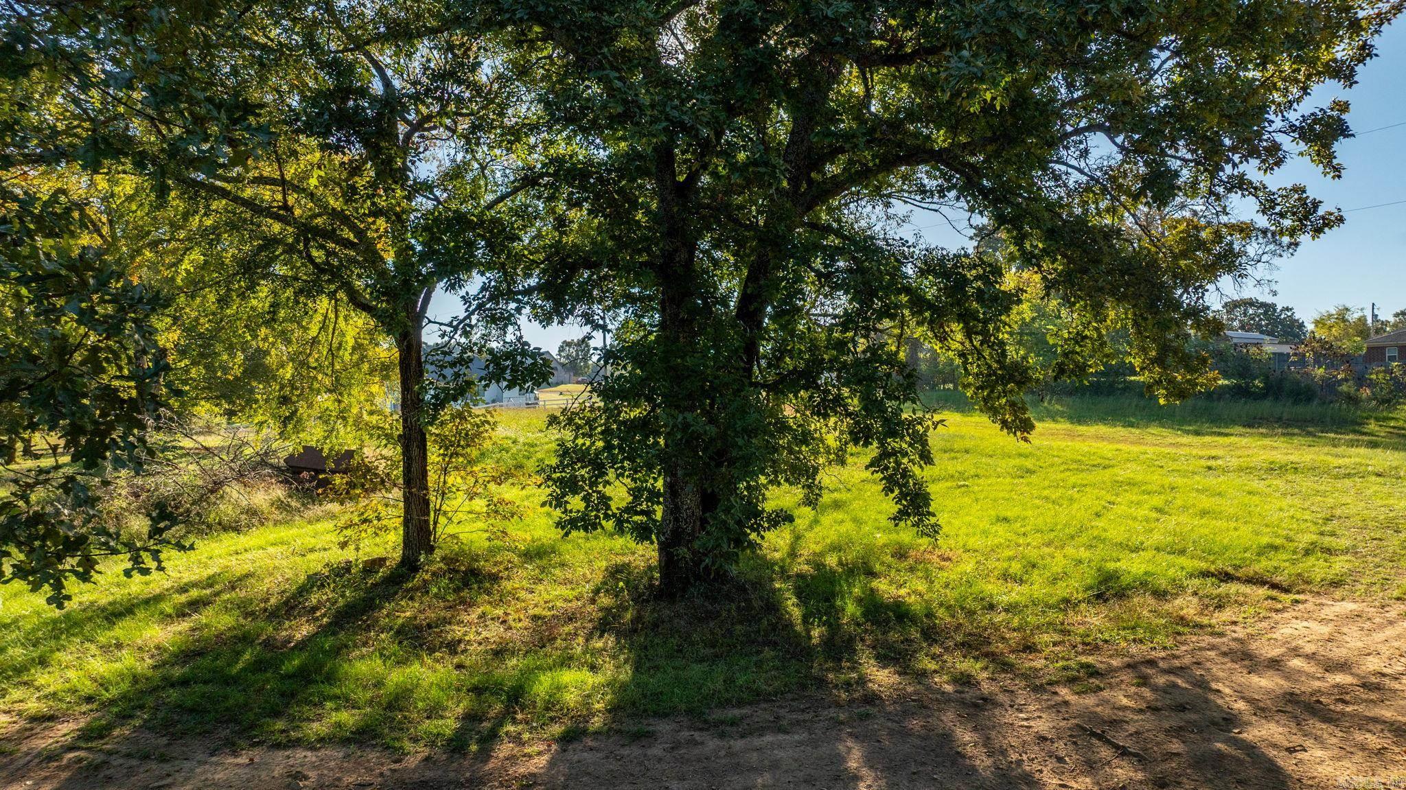 SOUTHERN MANOR - Land