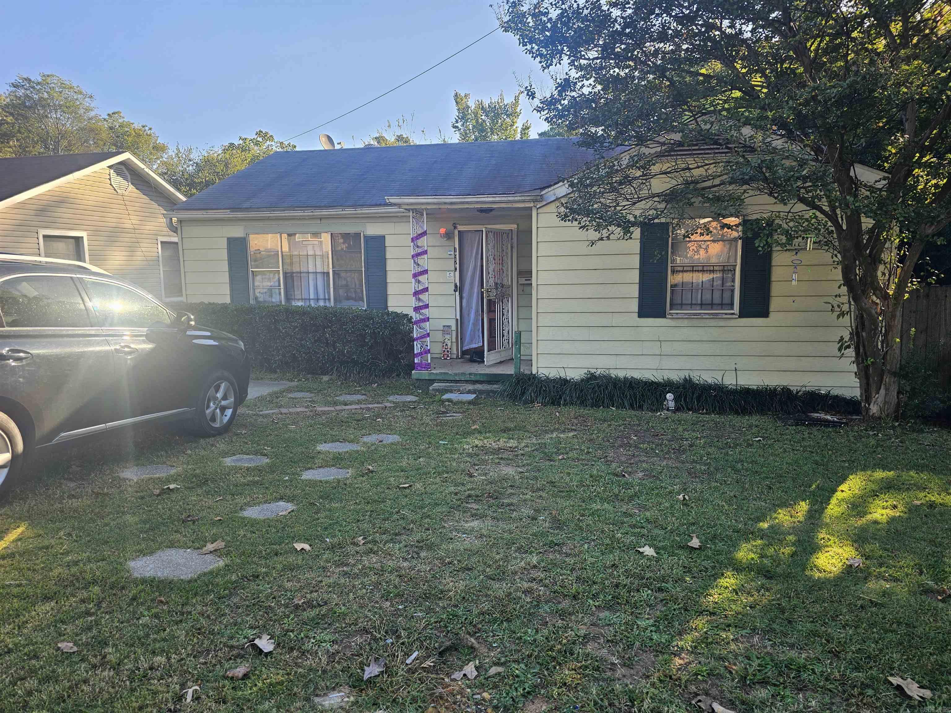 Great location for this fixer upper.  Looking for a project before your lease it or flip.  Check list location convenient then.  The search is over look at putting this property on the market for reveiw.