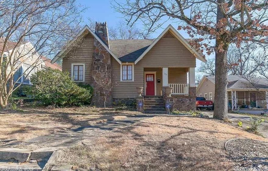 Charming cottage with great curb appeal. Formal living room and dining room wtih hardwood floors. Private backyard, fully fenced. Walking distance to UAMS.