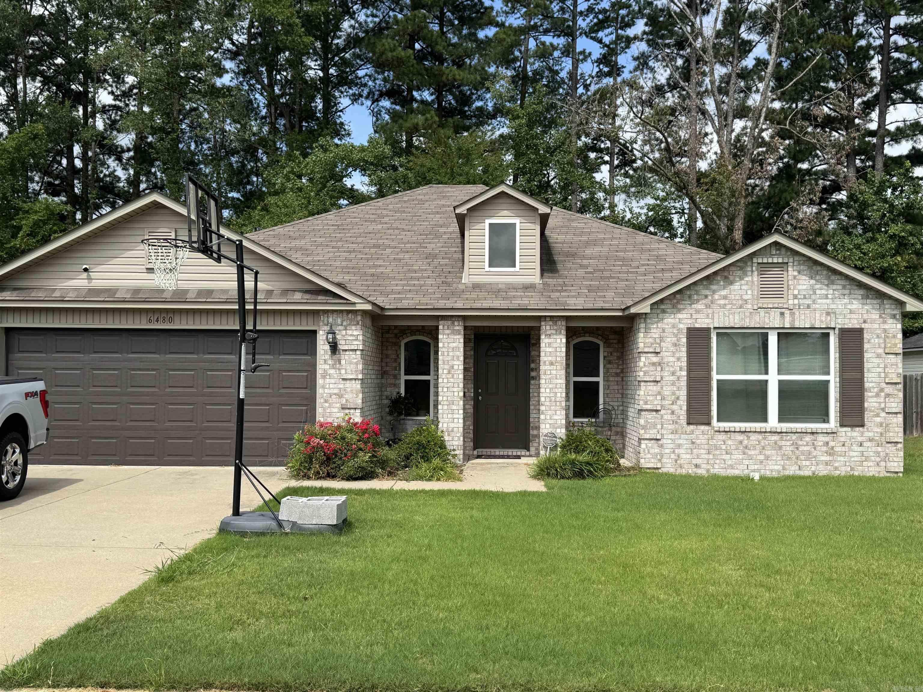 Very well kept home. Features an open floor plan with split bedrooms. 9' ceilings and arched entries add a special feel to the home. Fully fenced backyard with a 14x10 patio.