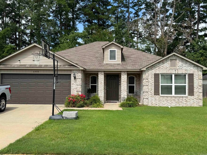 Very well kept home. Features an open floor plan with split bedrooms.  9' ceilings and arched entries add a special feel to the home. Fully fenced backyard with a 14x10 patio.