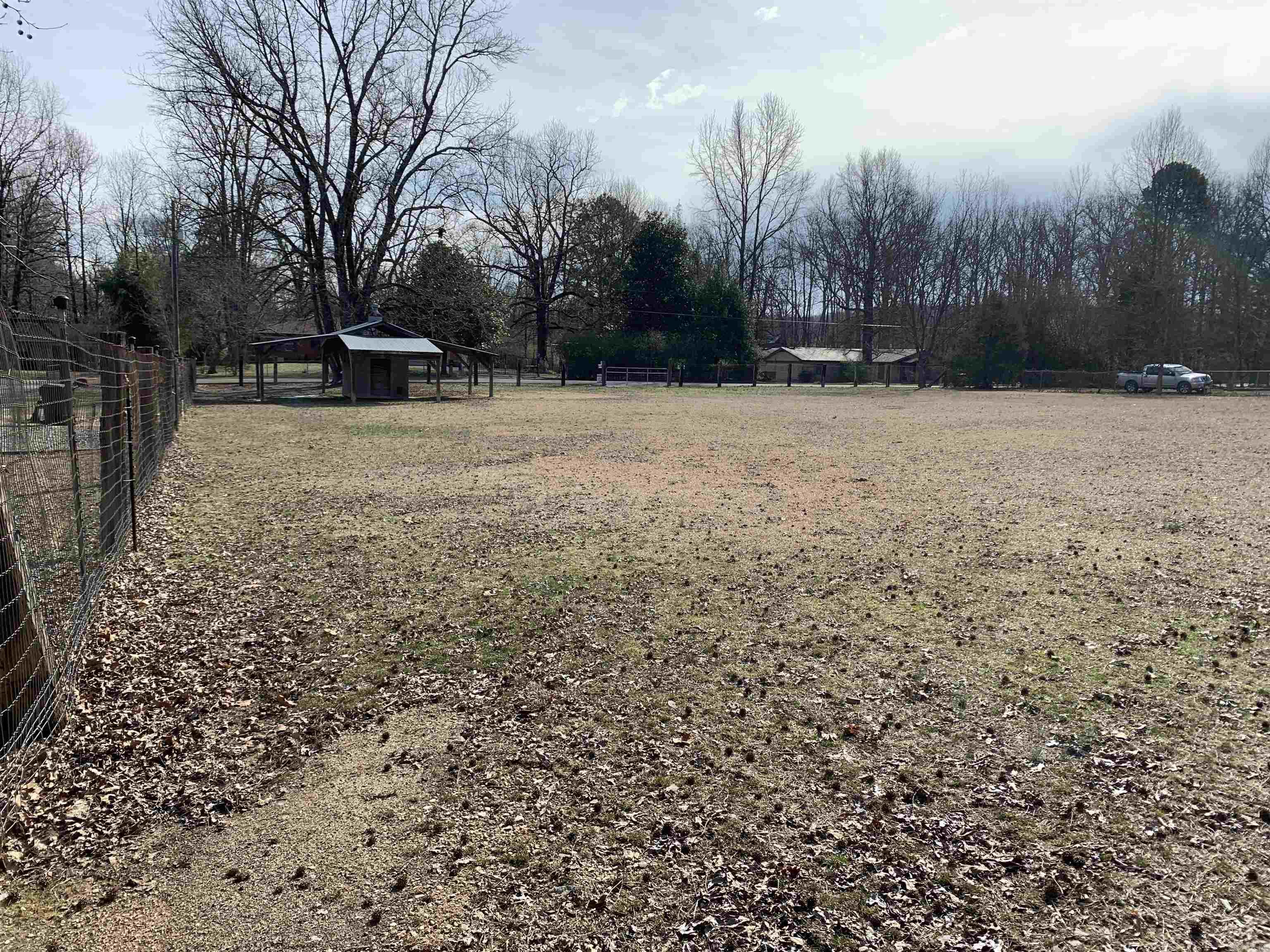A Lot of opportunity, own your very own piece of Arkansas natural beauty. Discover the possibility of building your dream home in the scenic and sought after city of Hot Springs, Arkansas. Known for its natural hot springs, outdoor recreation and historical charm. A short drive to the Fountian Lake school district, shopping, dining, healthcare facilities and more. ***DEED RESTRICTS MOBILE HOMES***