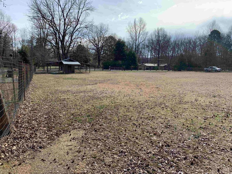 A Lot of opportunity, own your very own piece of Arkansas natural beauty.  Discover the possibility of building your dream home in the scenic and sought after city of Hot Springs, Arkansas. Known for its natural hot springs, outdoor recreation and historical charm. A short drive to the Fountian Lake school district, shopping, dining, healthcare facilities and more. ***DEED RESTRICTS MOBILE HOMES***