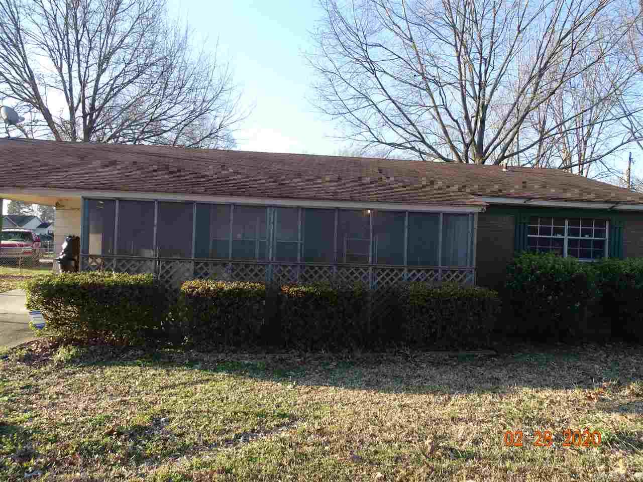Check out this home!! It is on a corner lot with a one car carport. Close to Park Avenue elementary school. It has a fenced yard in a quiet neighborhood. House is occupied. DO NOT APPROACH OCCUPANTS . There is a $150 technology fee. Go to Auction.com to put in offers.