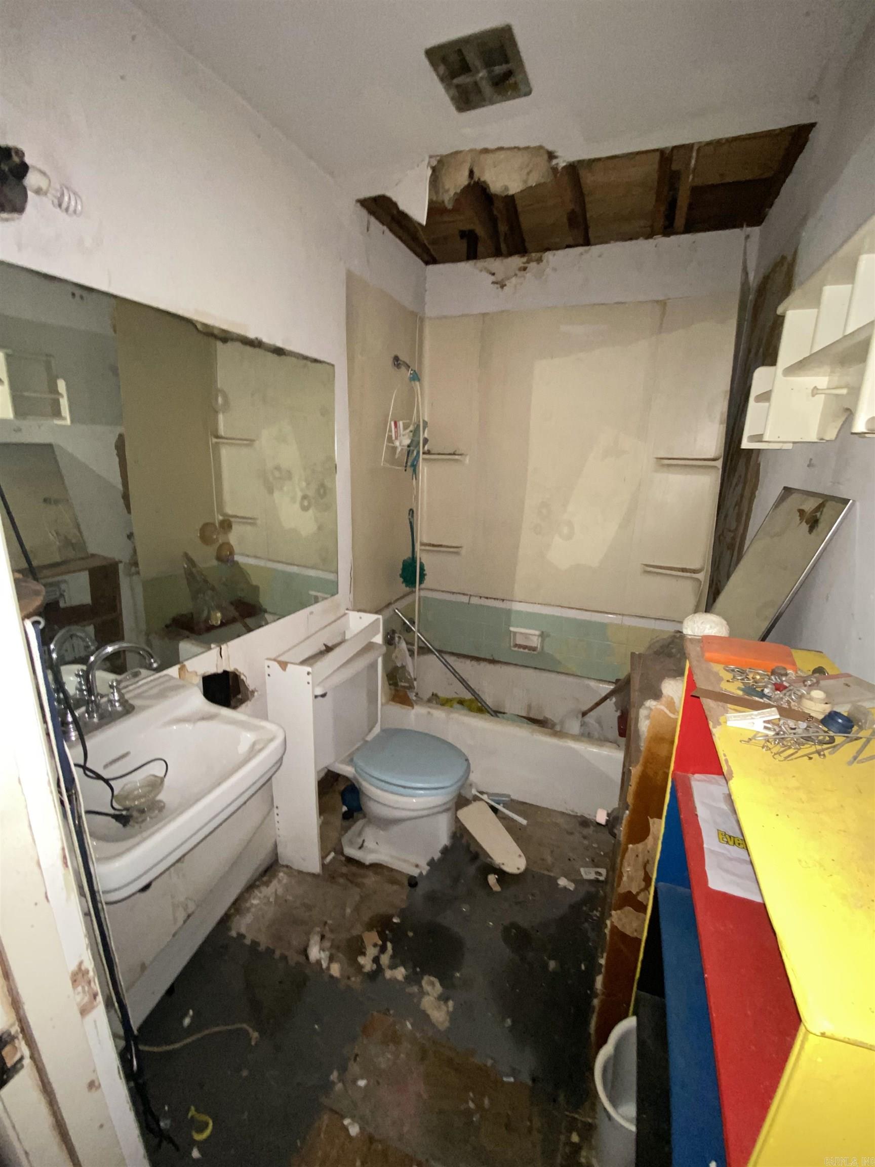 WAKEFIELD VILLAGE - Residential